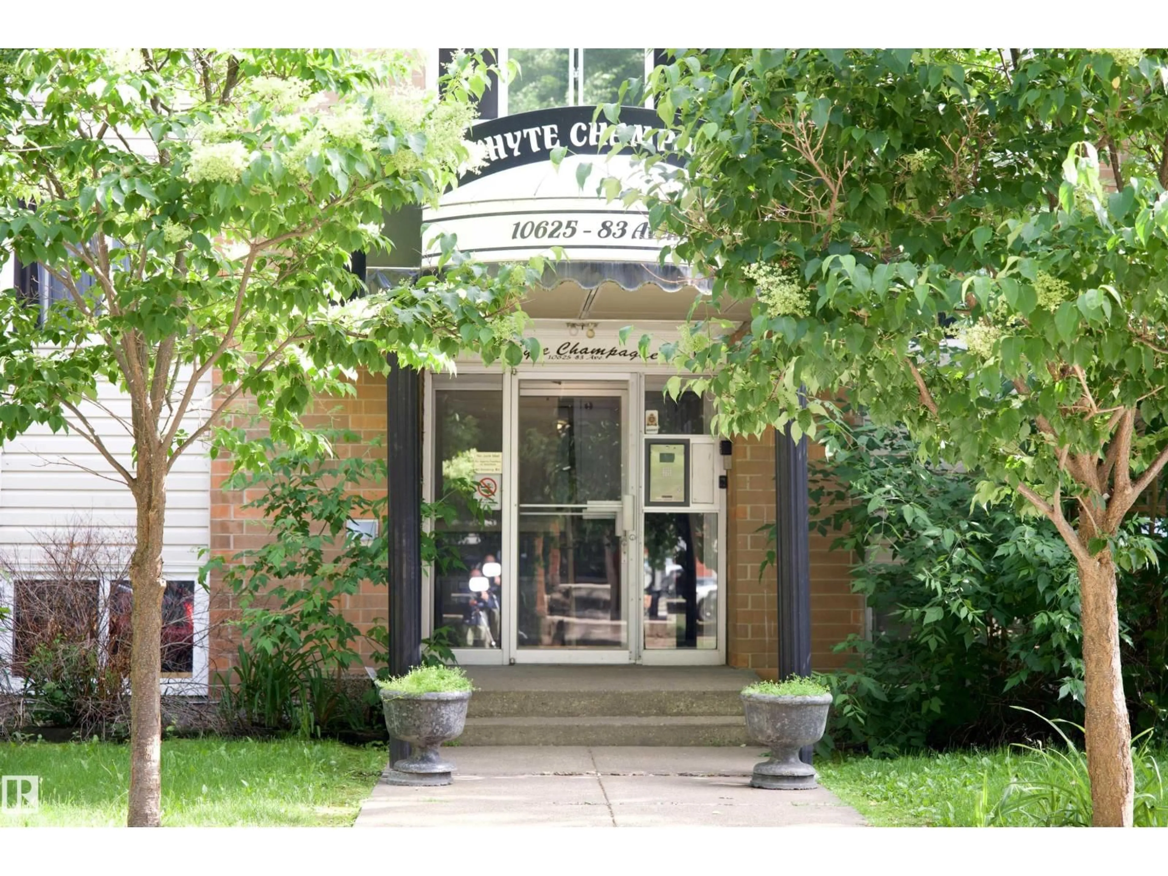 Indoor foyer for #101 - 10625 83 AV, Edmonton Alberta T6E2E3