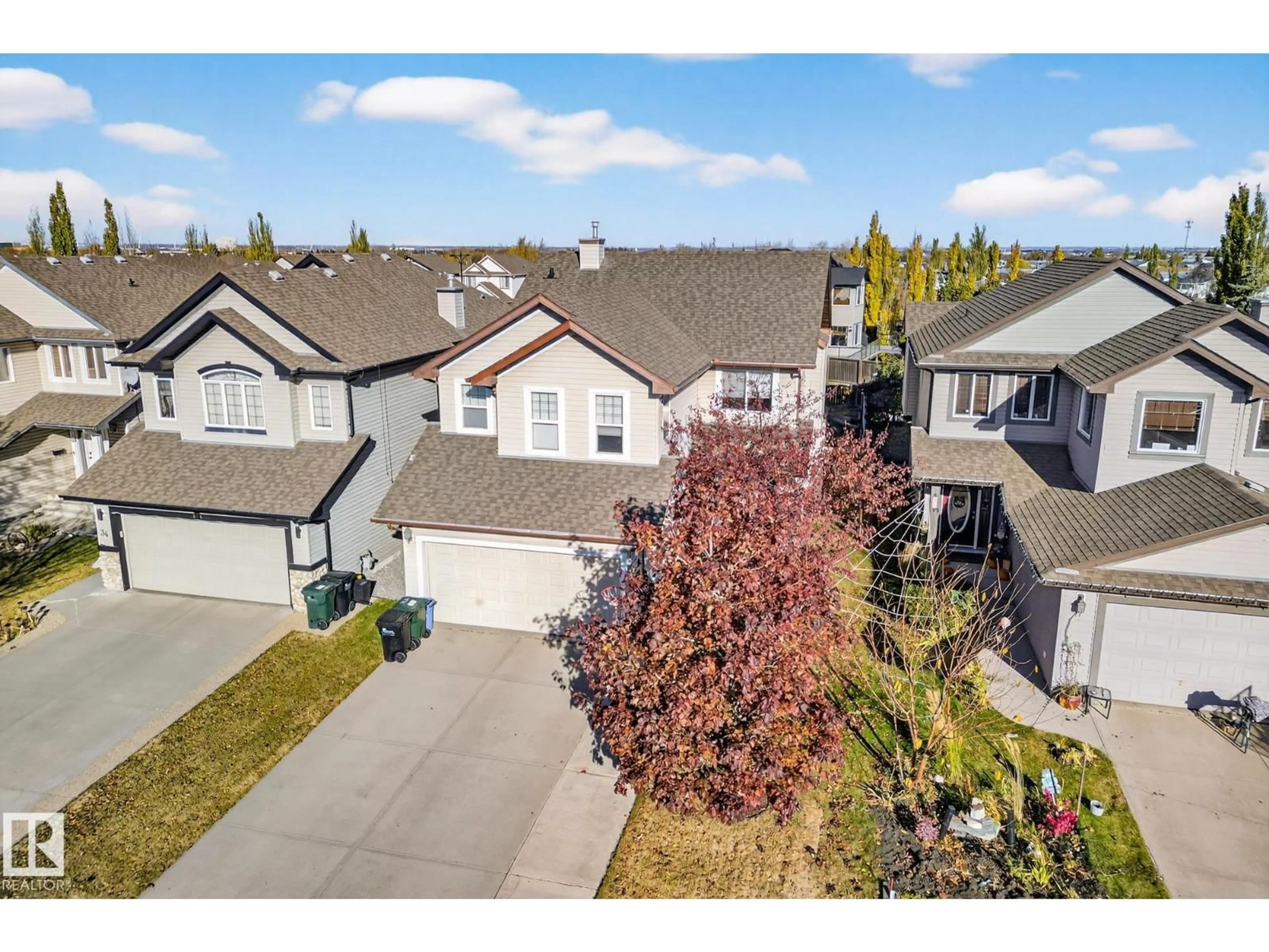 A pic from outside/outdoor area/front of a property/back of a property/a pic from drone, street for 38 SUMMERCOURT RD, Sherwood Park Alberta T8H2V9