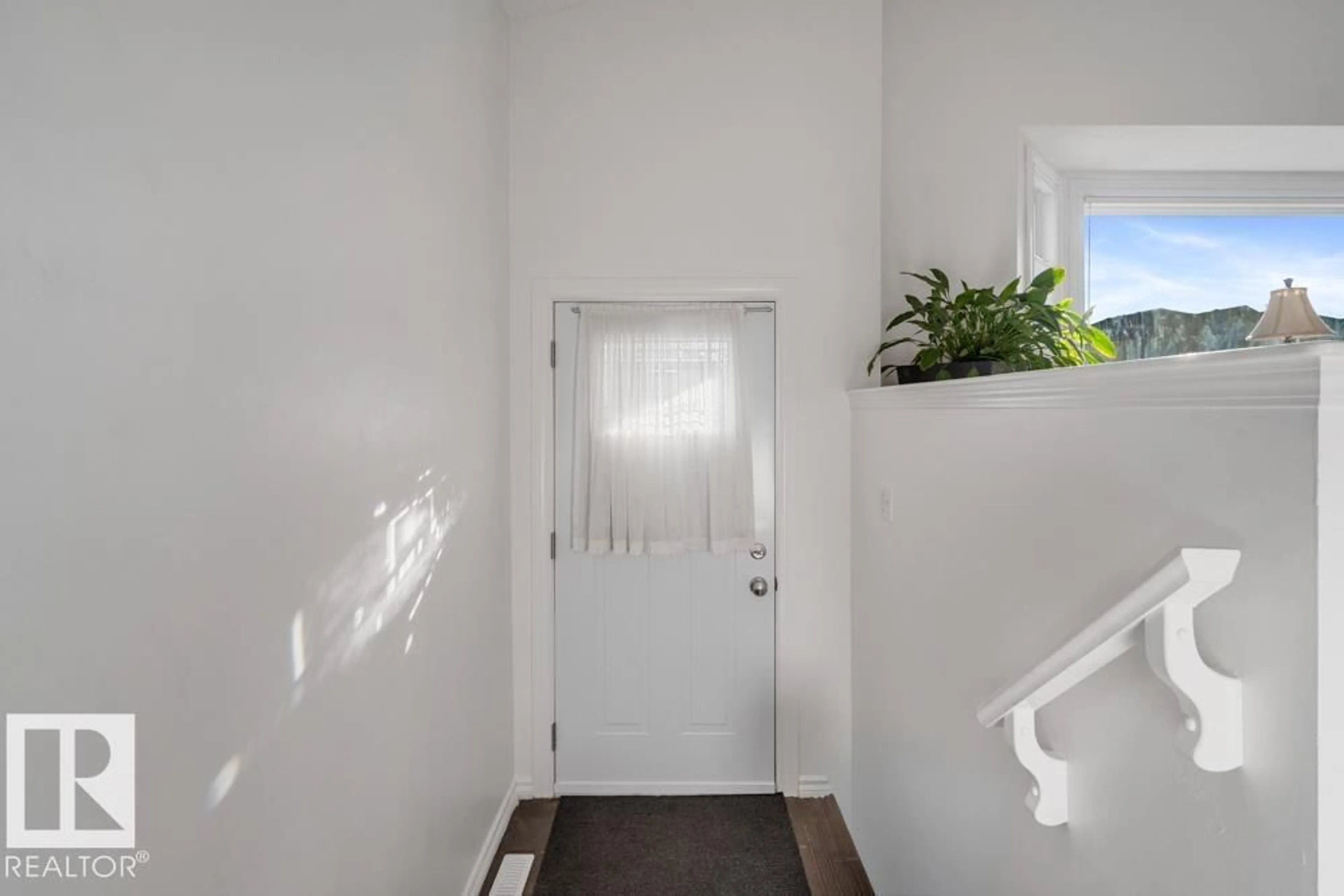 Indoor entryway for 3020 32 AV, Edmonton Alberta T6T1X1