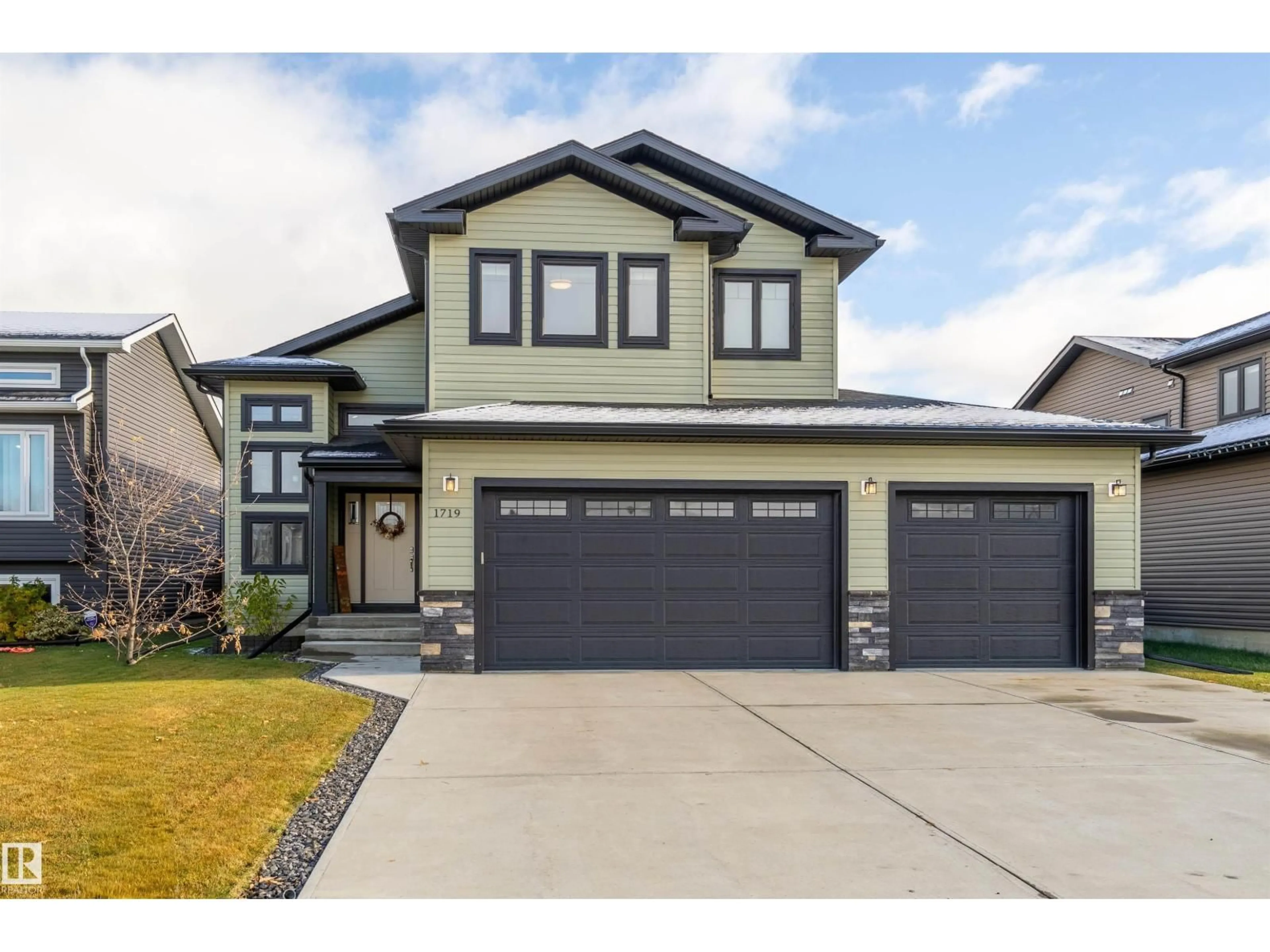 Home with vinyl exterior material, street for 1719 CRESTVIEW WY, Cold Lake Alberta T9M0L8