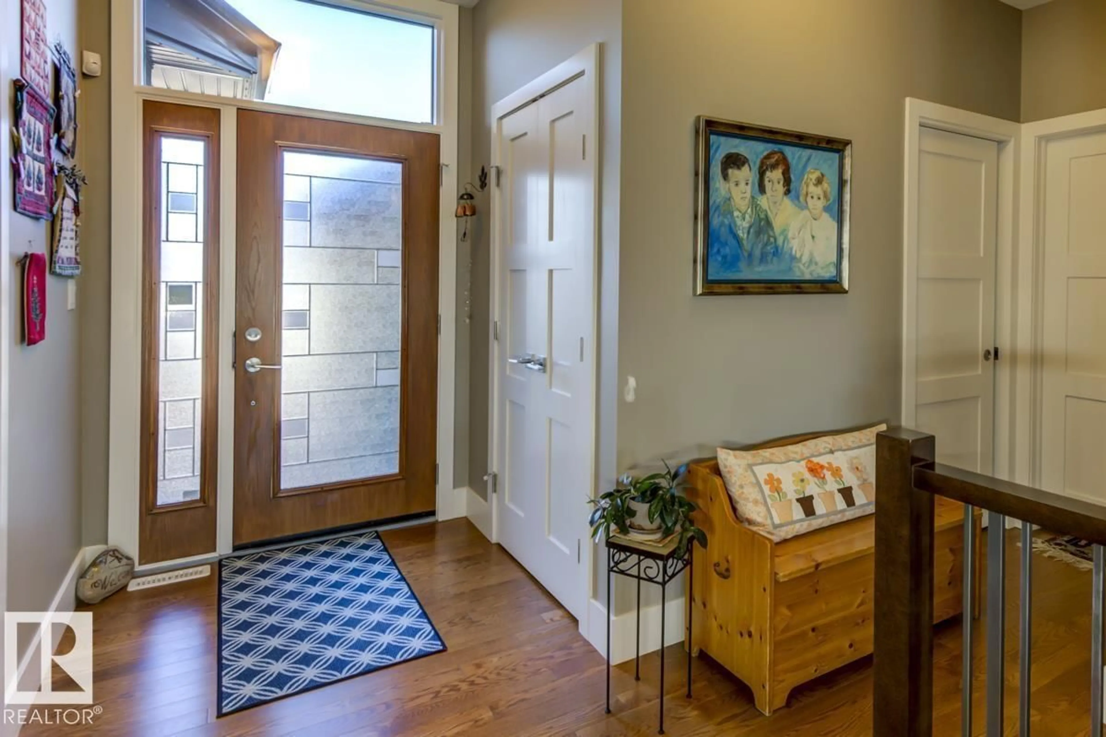 Indoor entryway for 4625 MEAD PL, Edmonton Alberta T6R0T1