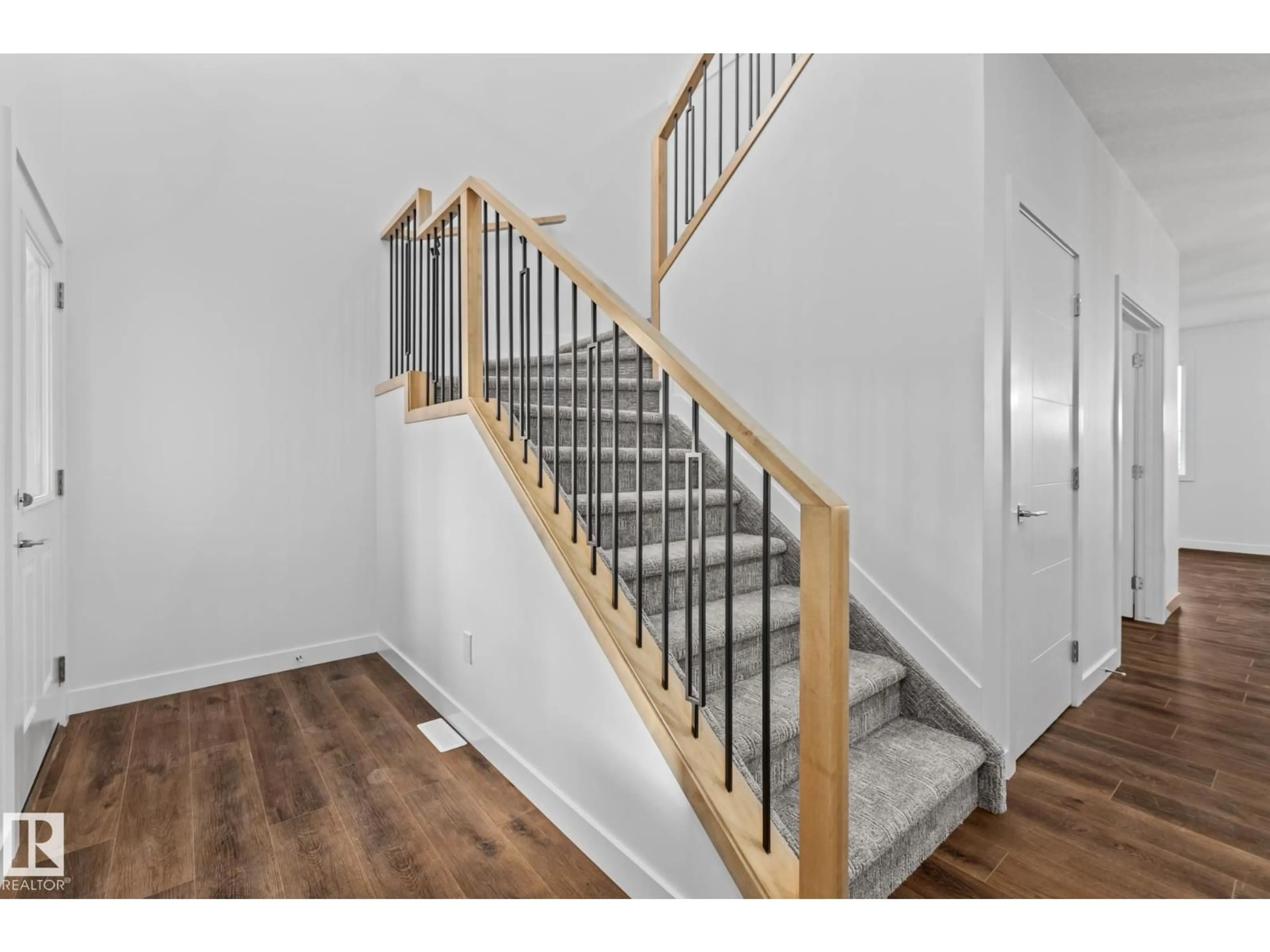 Stairs for 66 WAVERLY WAY, Fort Saskatchewan Alberta T8L0Z8