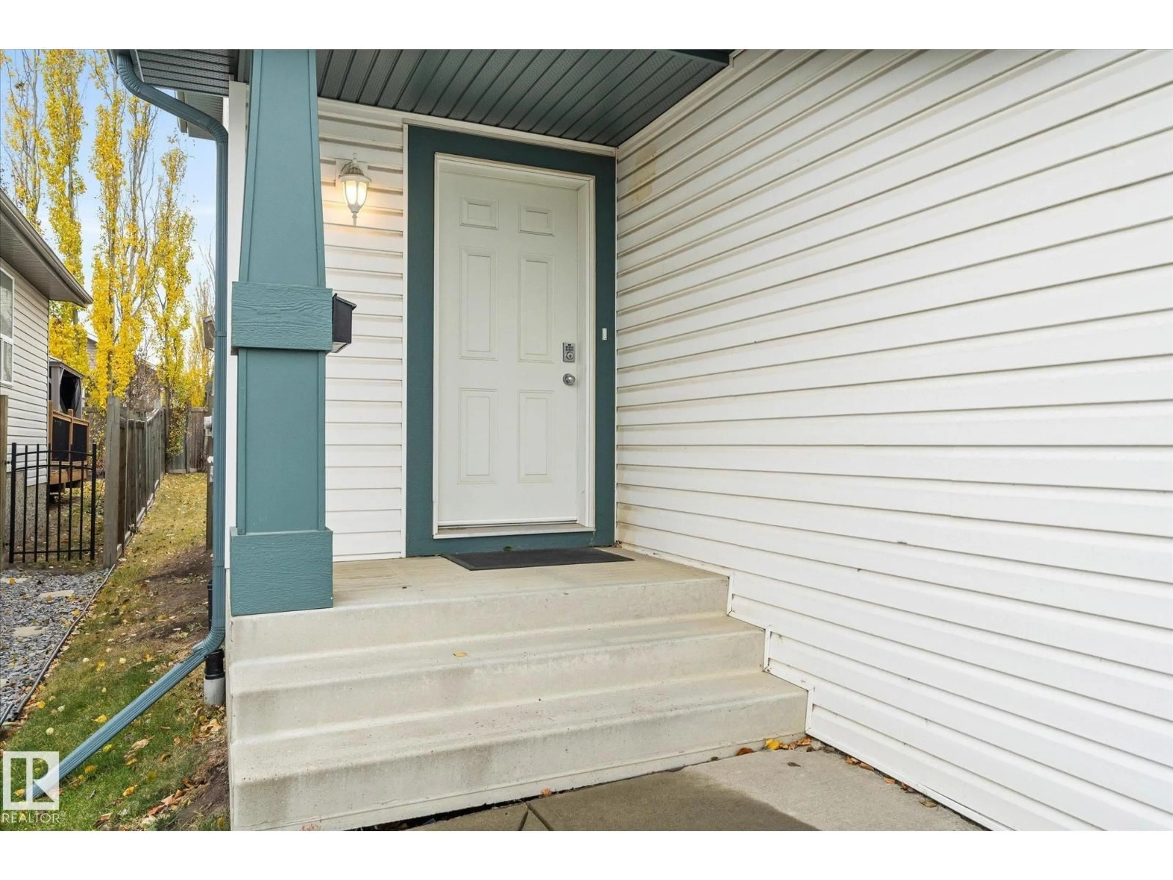 Indoor entryway for 21 CASCADE CR, Sherwood Park Alberta T8H2S7