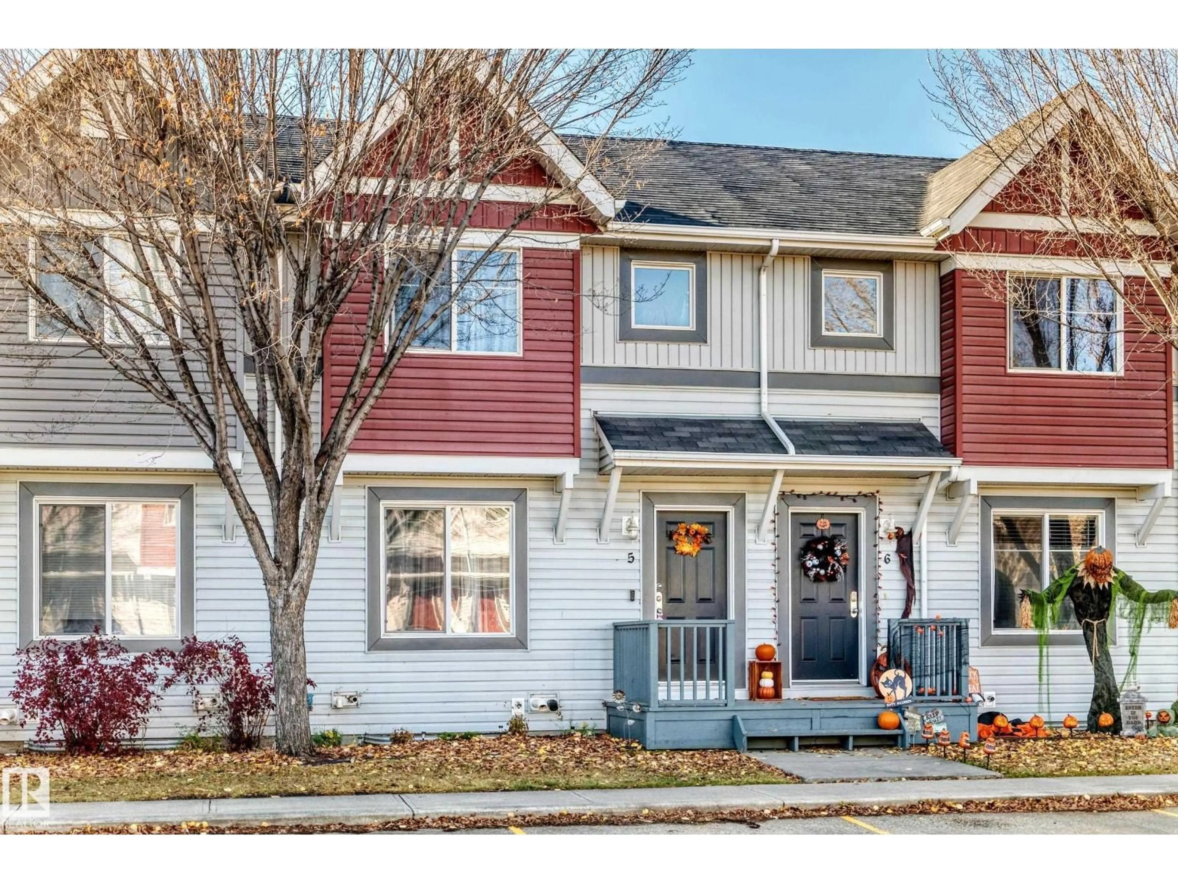 Home with vinyl exterior material, street for 5 - 1404 HERMITAGE RD, Edmonton Alberta T5A0P5