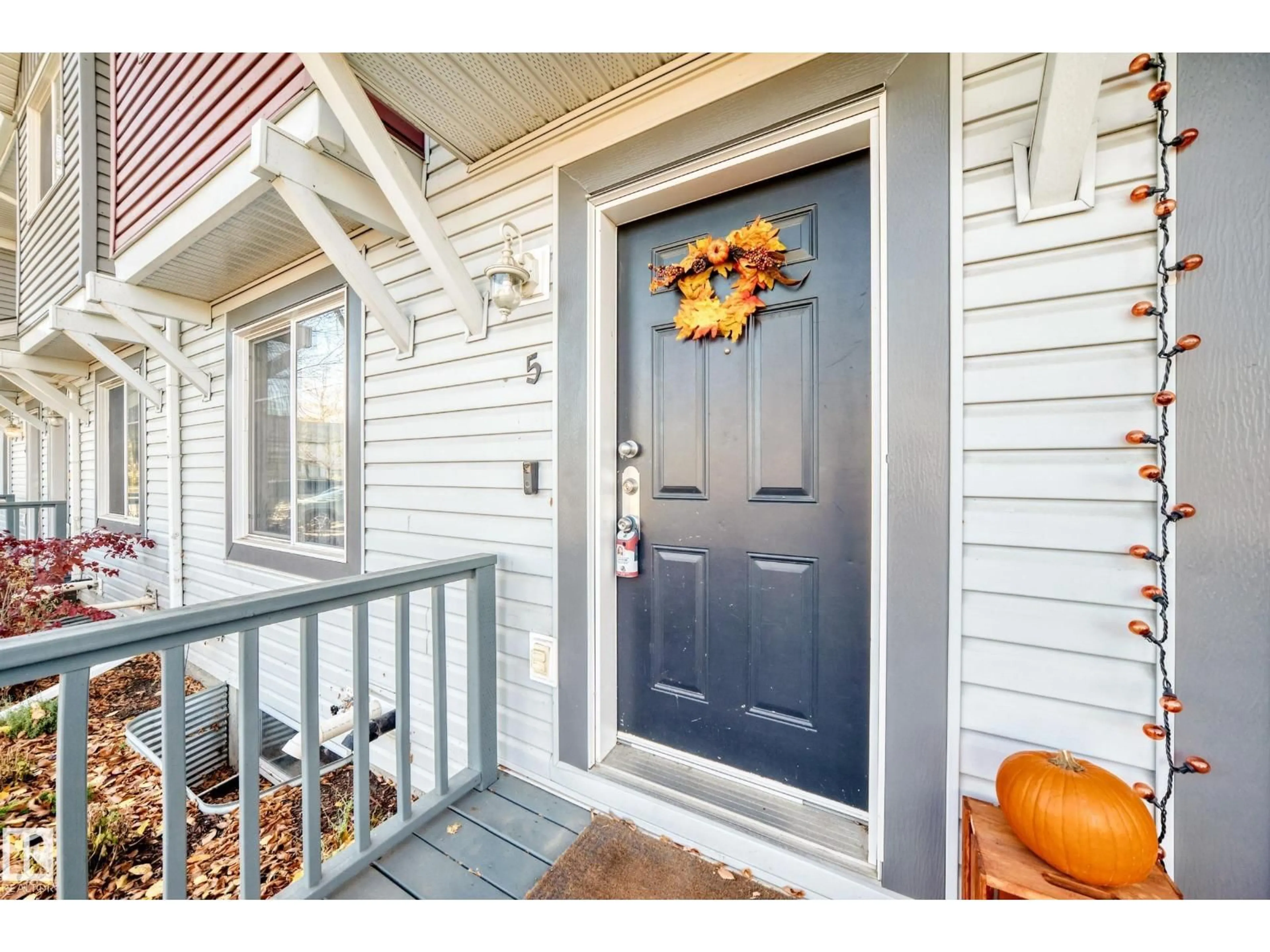 Indoor entryway for 5 - 1404 HERMITAGE RD, Edmonton Alberta T5A0P5