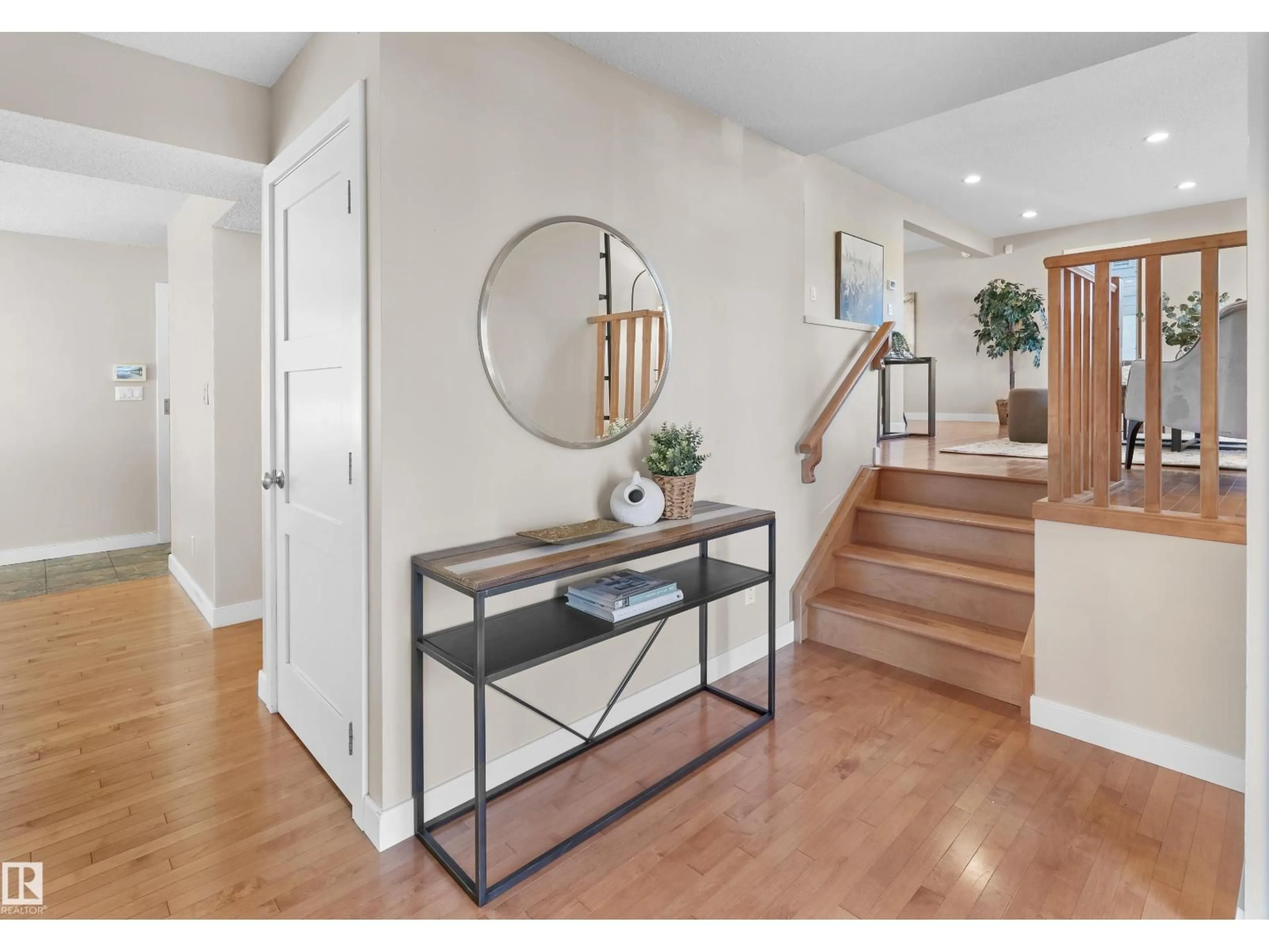 Indoor entryway for 5607 109 ST, Edmonton Alberta T6H3A7