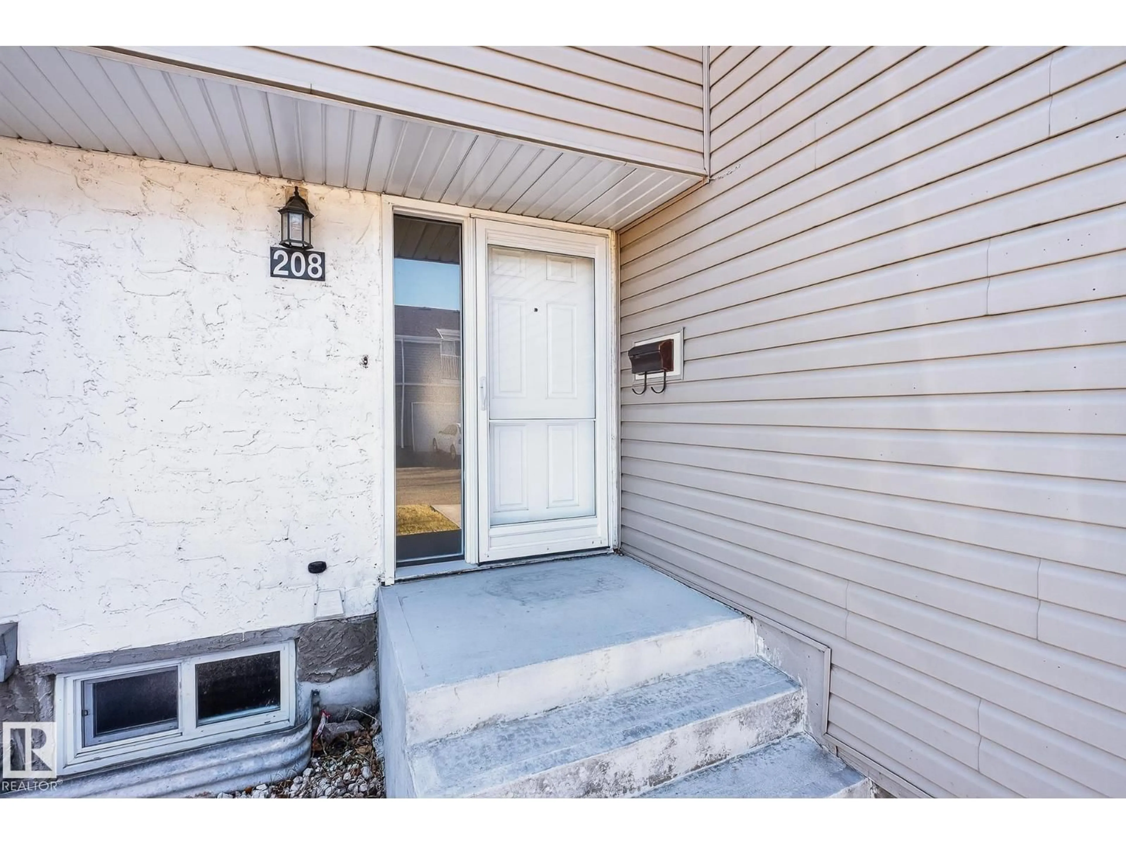 Indoor entryway for 208 CHATEAU PL, Edmonton Alberta T5T1V3