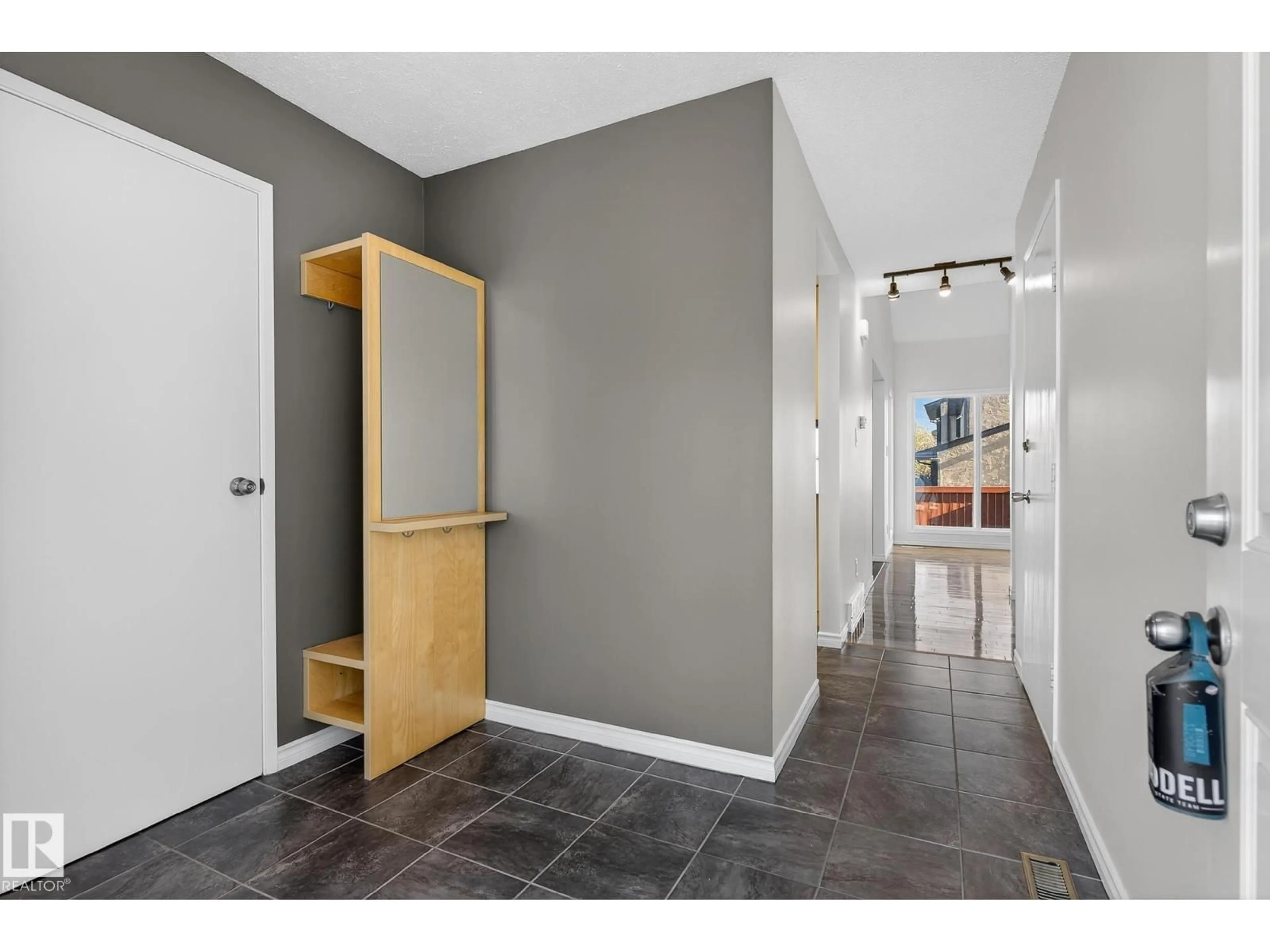 Indoor entryway for 208 CHATEAU PL, Edmonton Alberta T5T1V3
