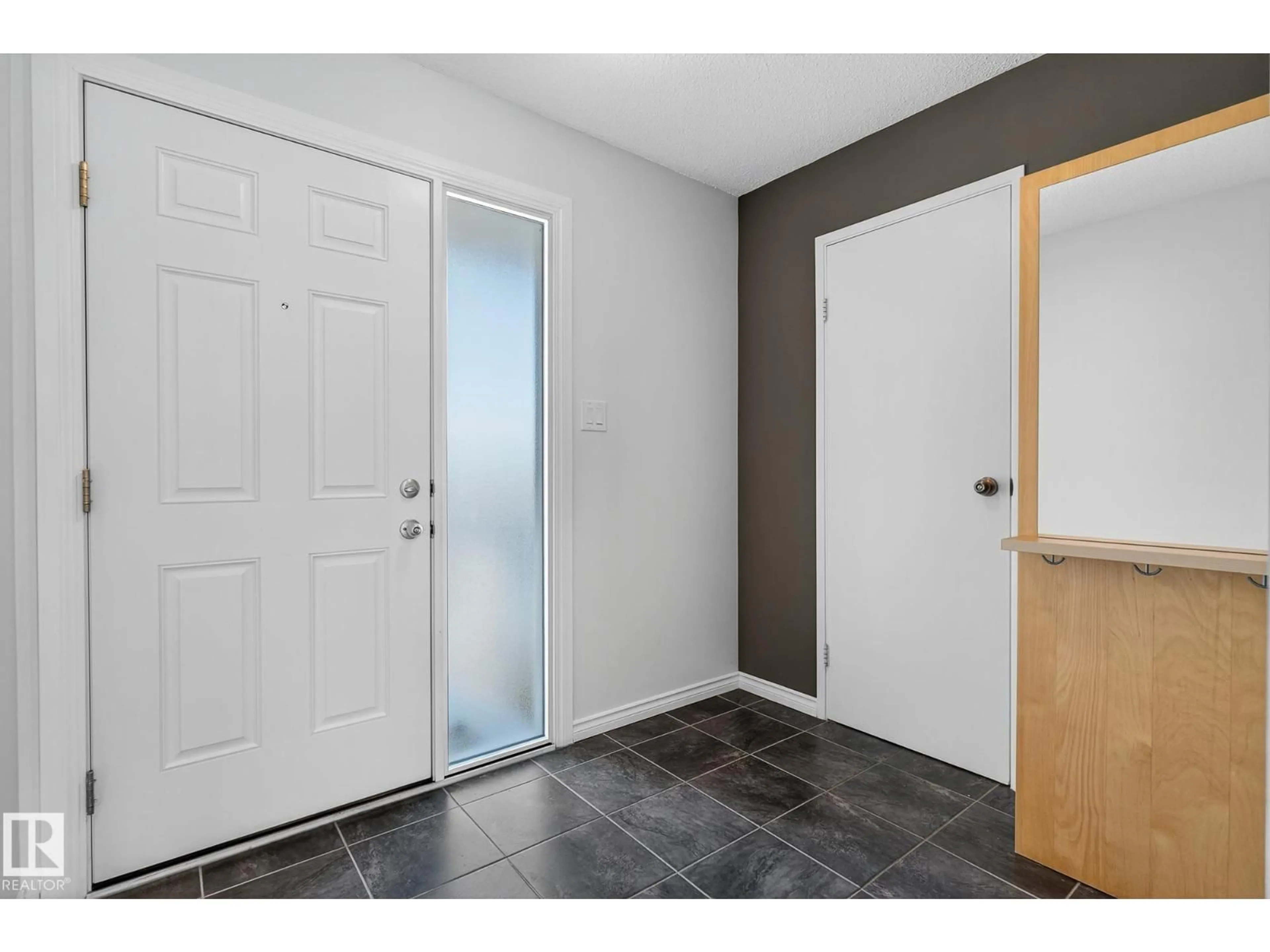 Indoor entryway for 208 CHATEAU PL, Edmonton Alberta T5T1V3