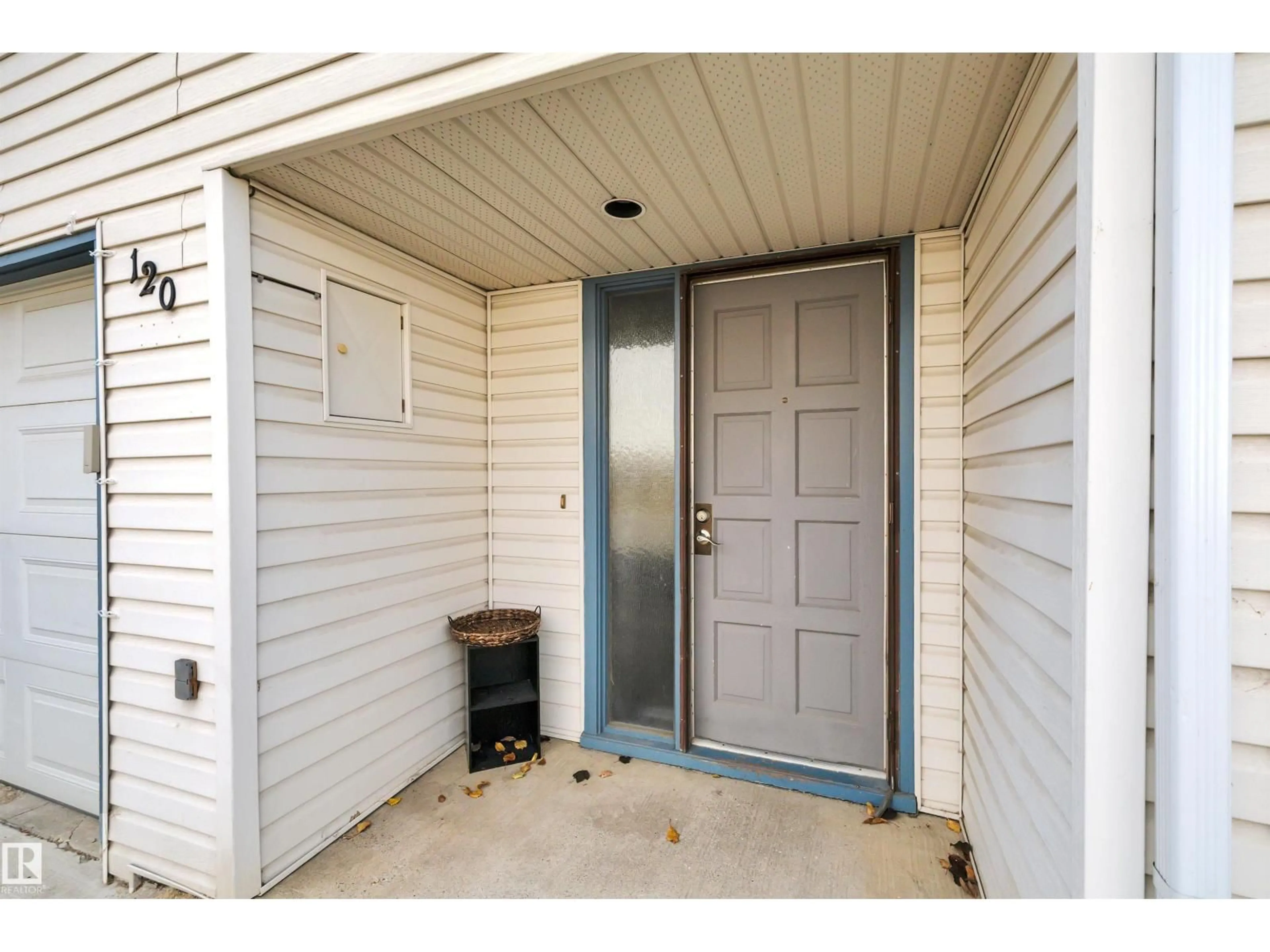 Indoor entryway for 120 KINGSFIELD VG, Leduc Alberta T9E5J8