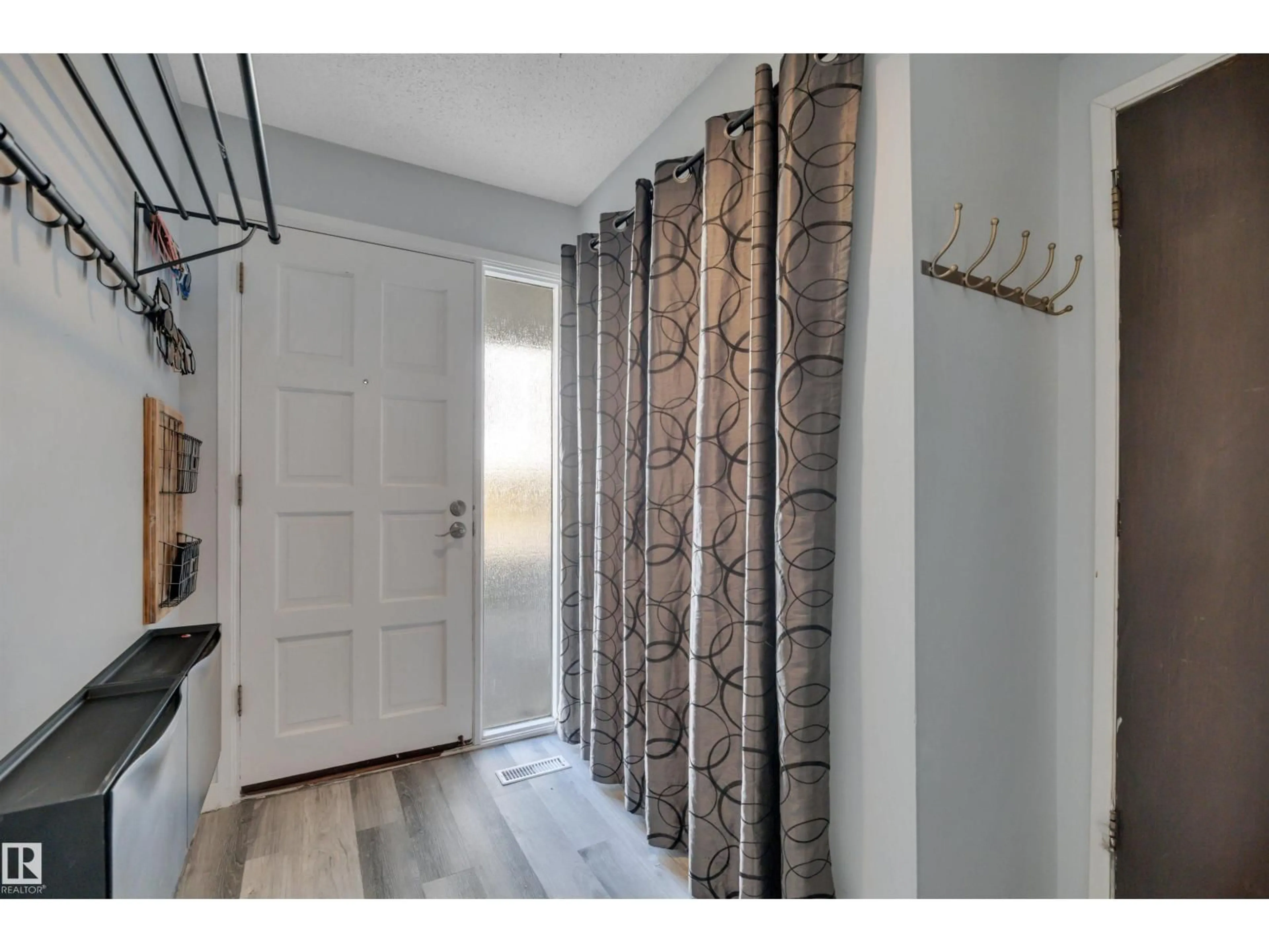 Indoor entryway for 120 KINGSFIELD VG, Leduc Alberta T9E5J8