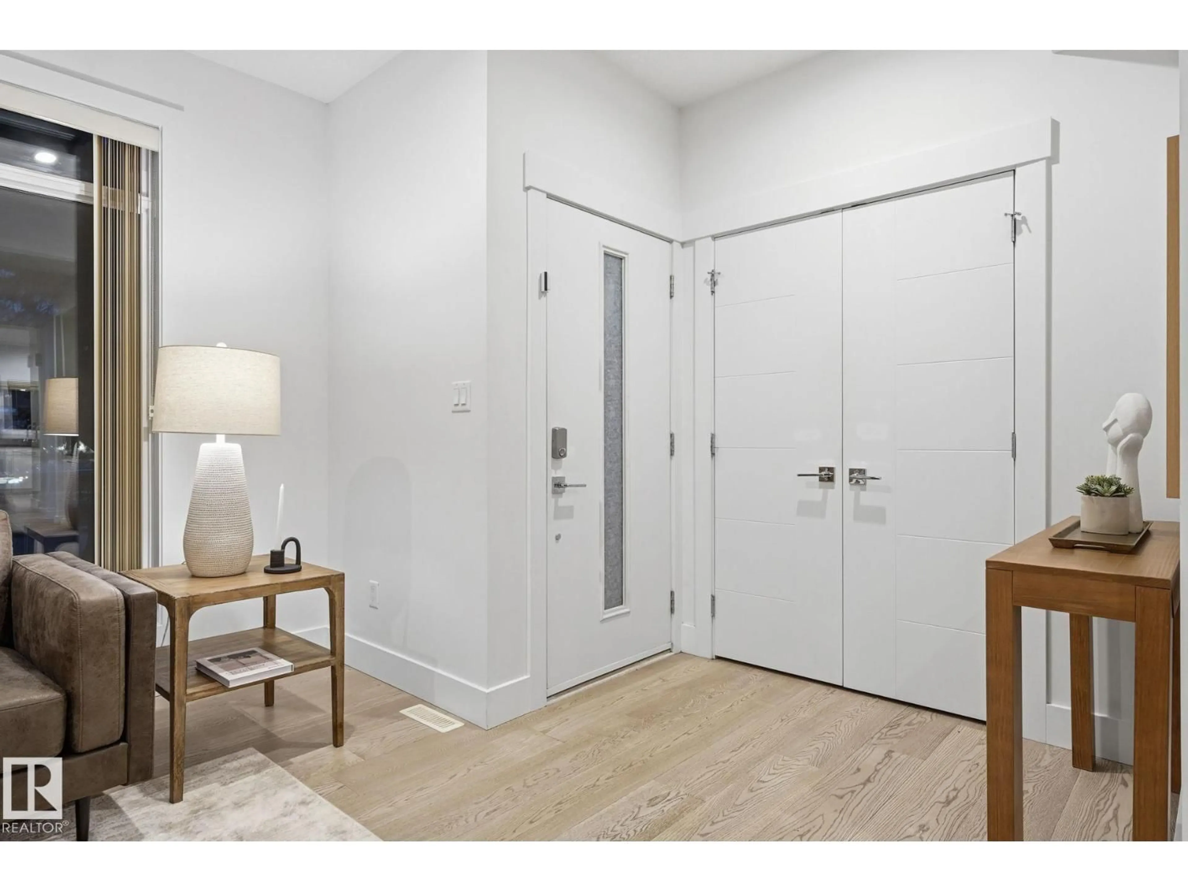 Indoor entryway for 11434 71 AV, Edmonton Alberta T6G0A7