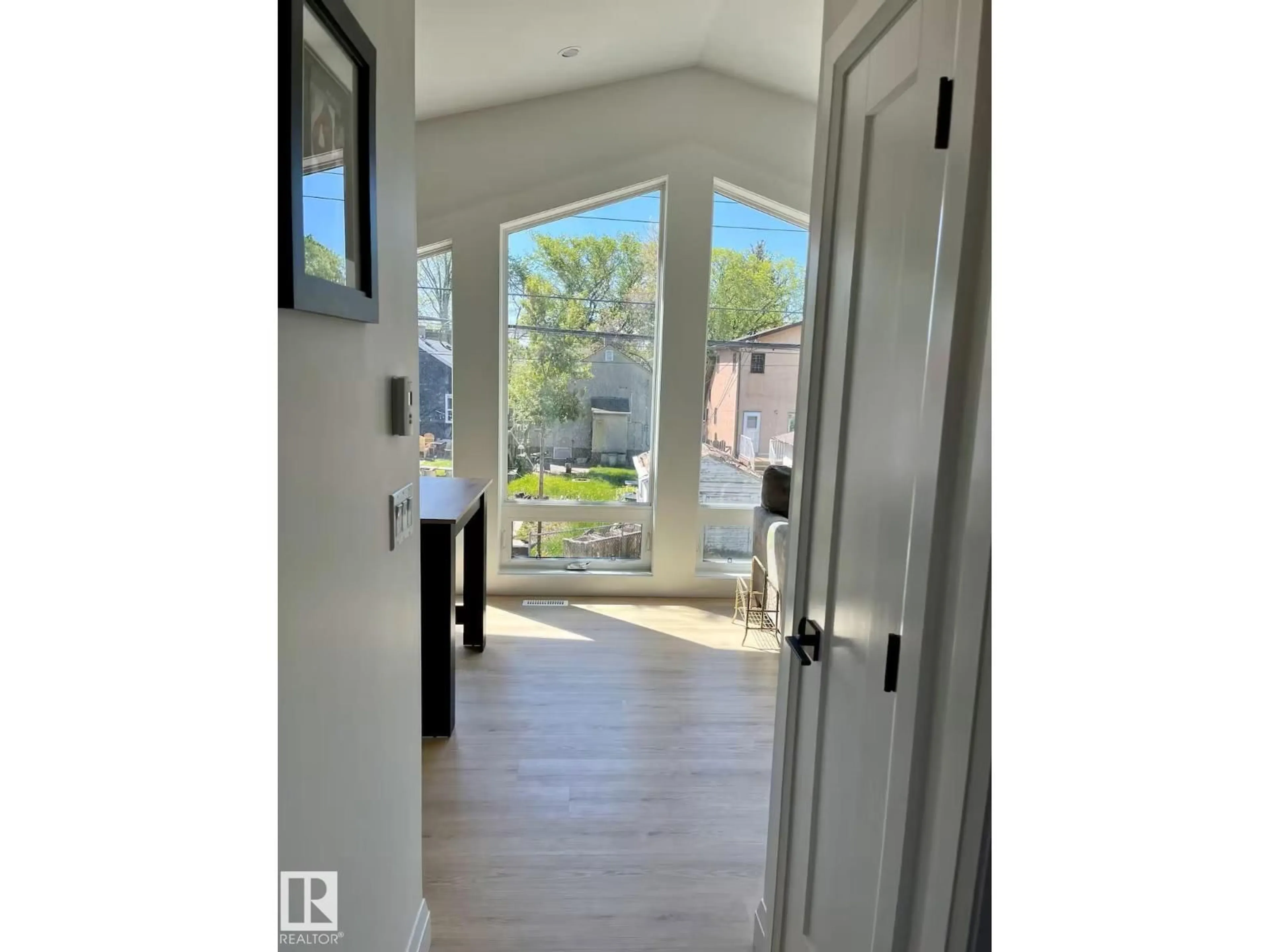 Indoor entryway for 10711 76 AV, Edmonton Alberta T6E1L8