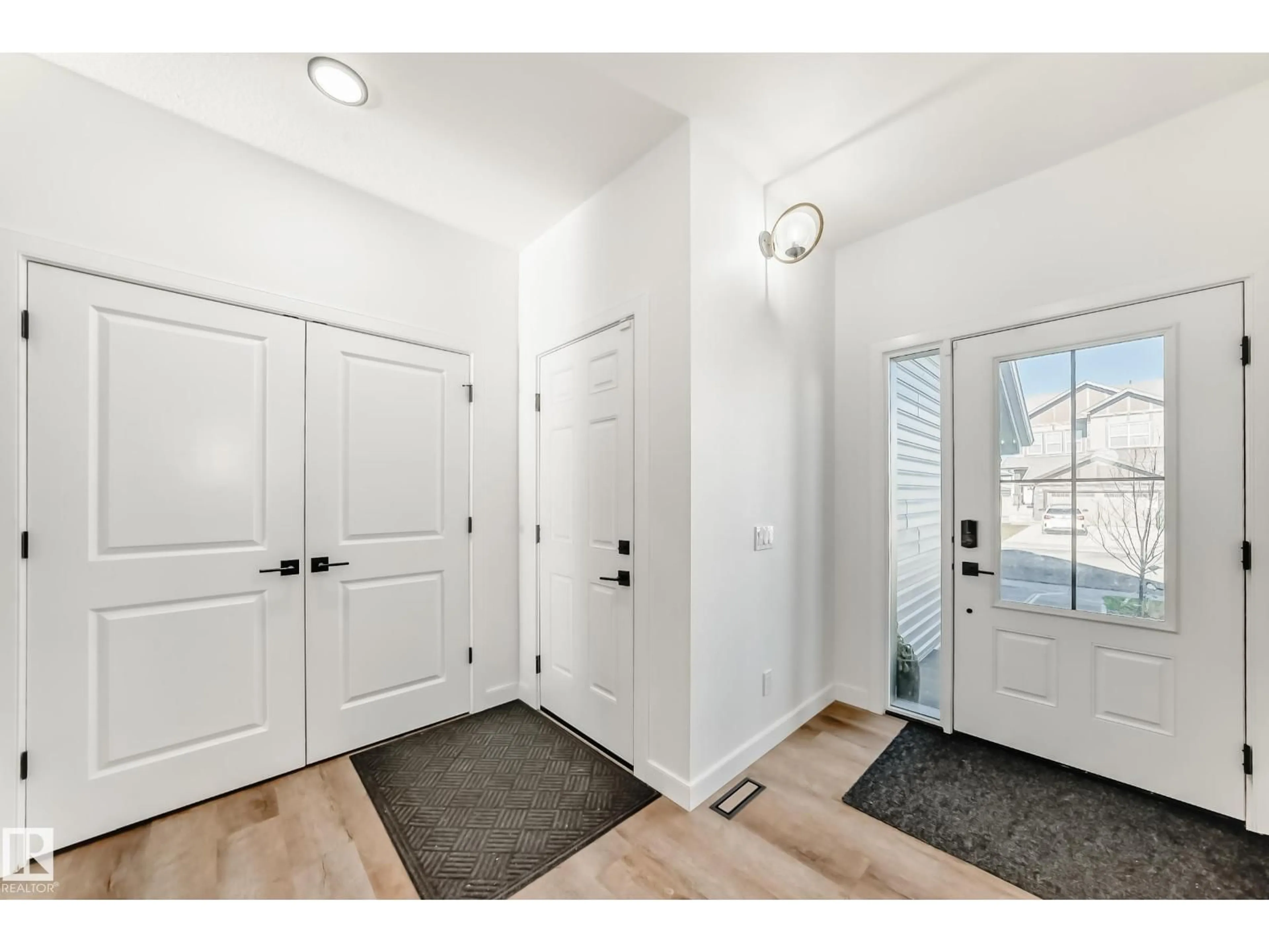 Indoor entryway for 3255 CHERNOWSKI WY, Edmonton Alberta T6W5H2