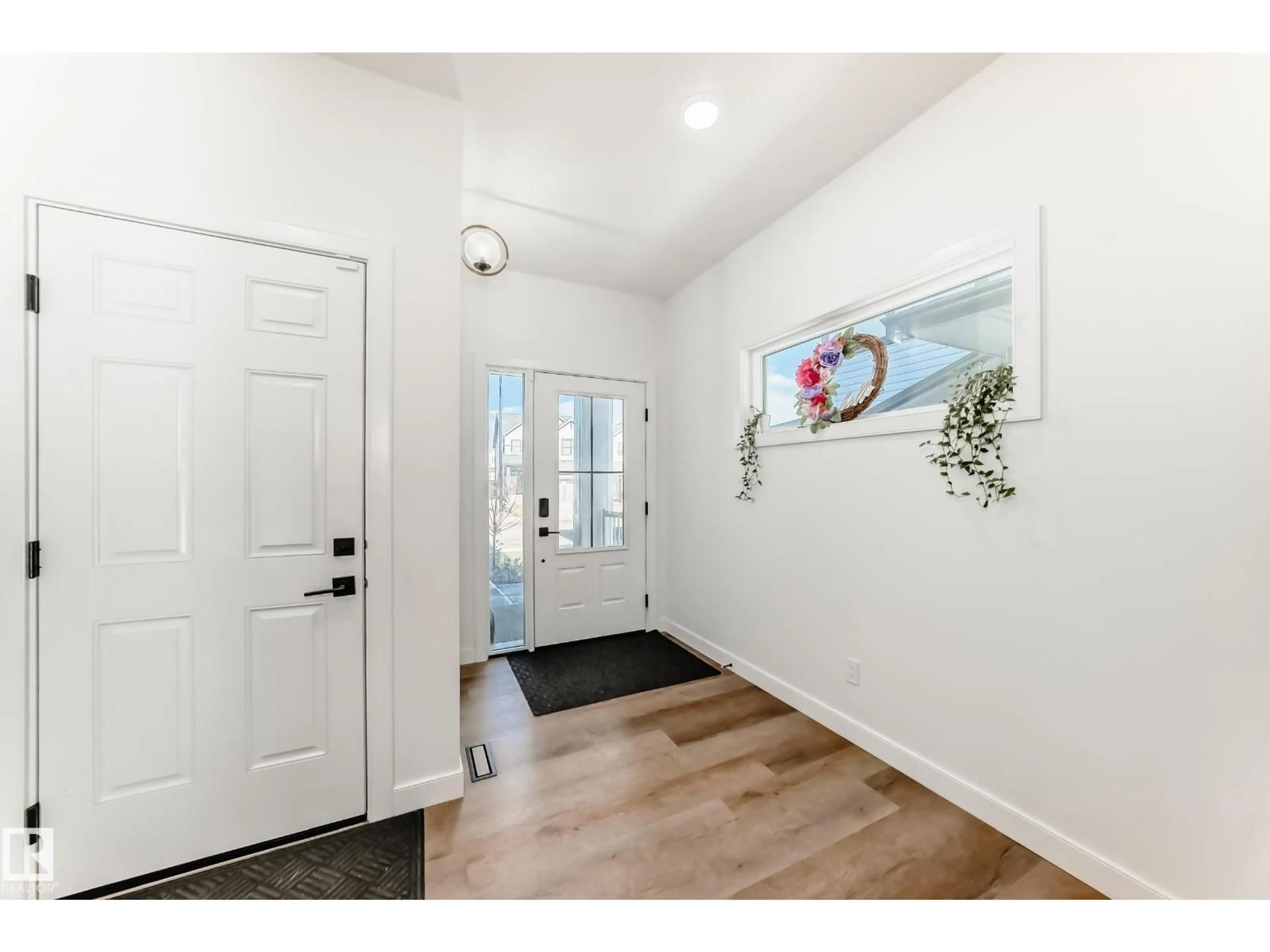 Indoor entryway for 3255 CHERNOWSKI WY, Edmonton Alberta T6W5H2