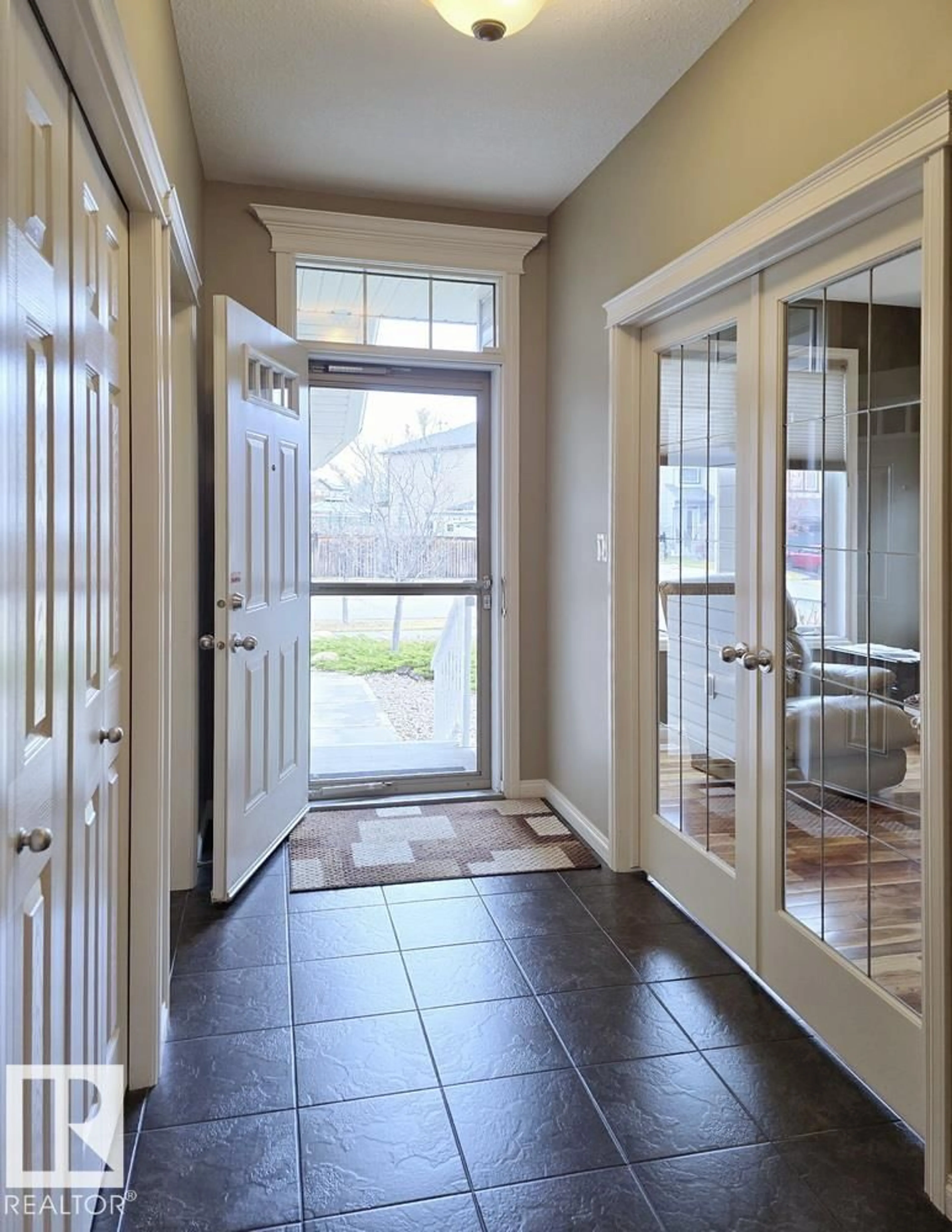 Indoor entryway for 29 WESLEYAN CO, Fort Saskatchewan Alberta T8L0C9