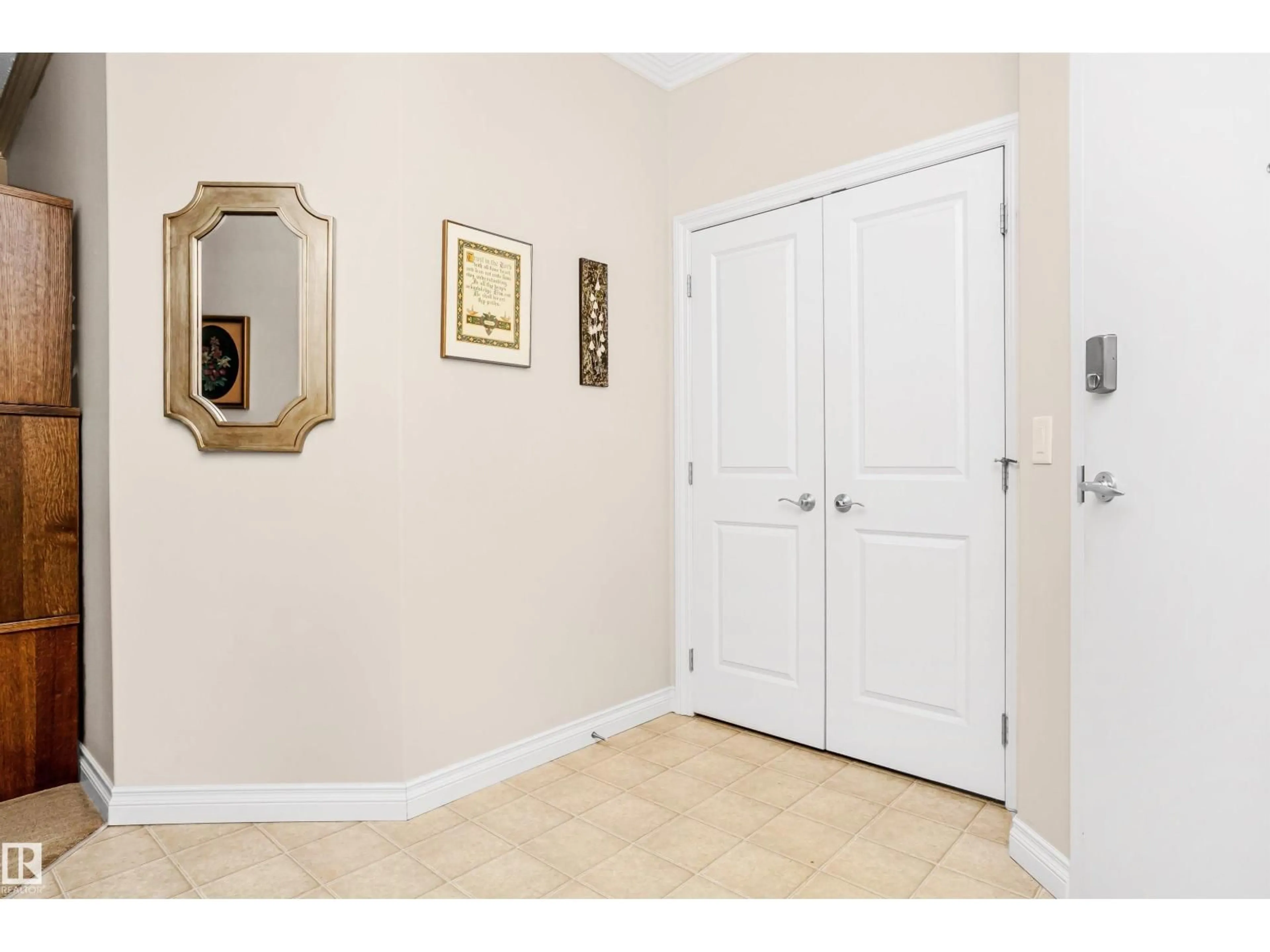 Indoor entryway for #202 - 14205 96 AV, Edmonton Alberta T5N0C2