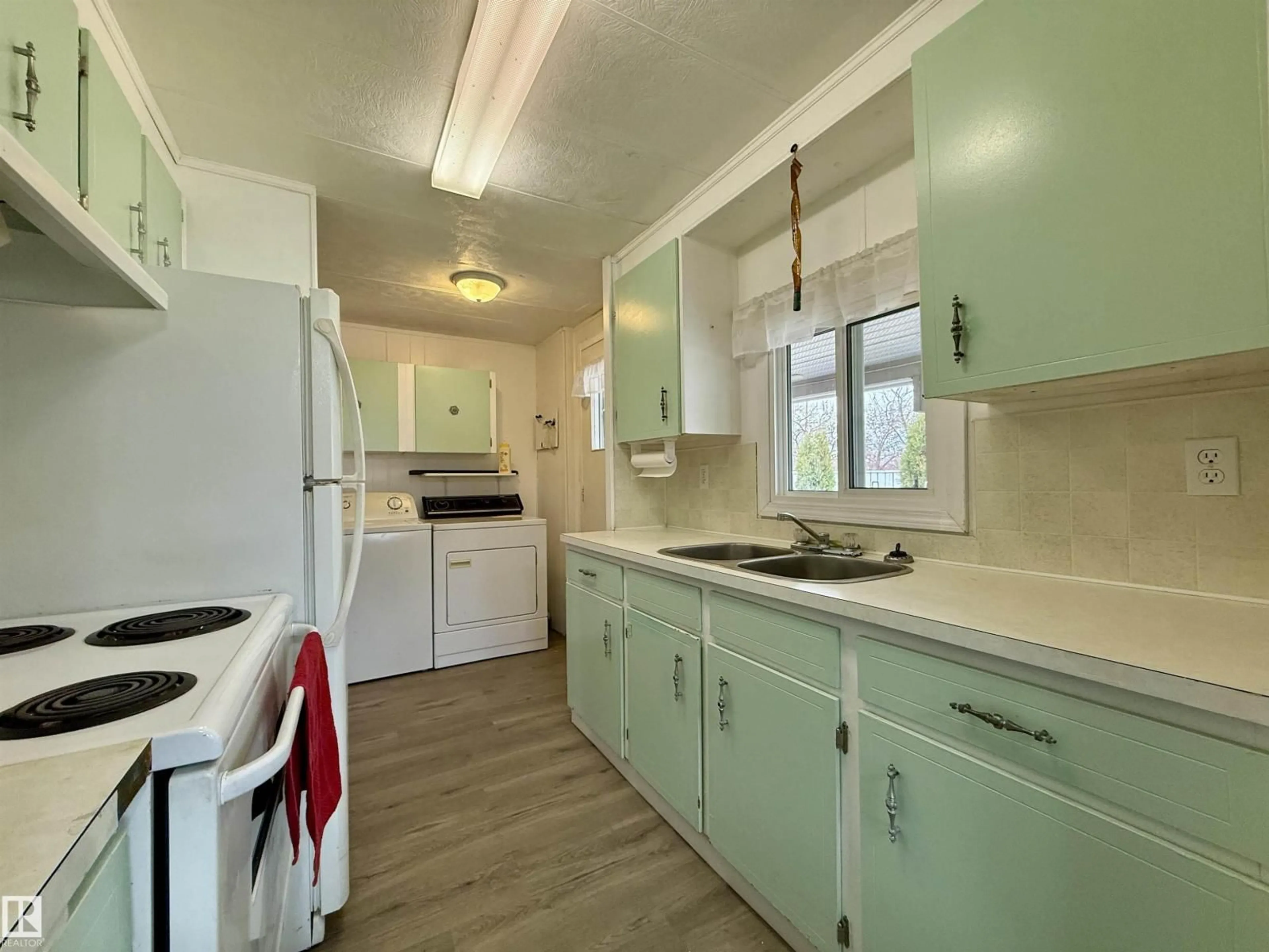 Standard kitchen, unknown for 5010 52 AV, Andrew Alberta T0B0C0