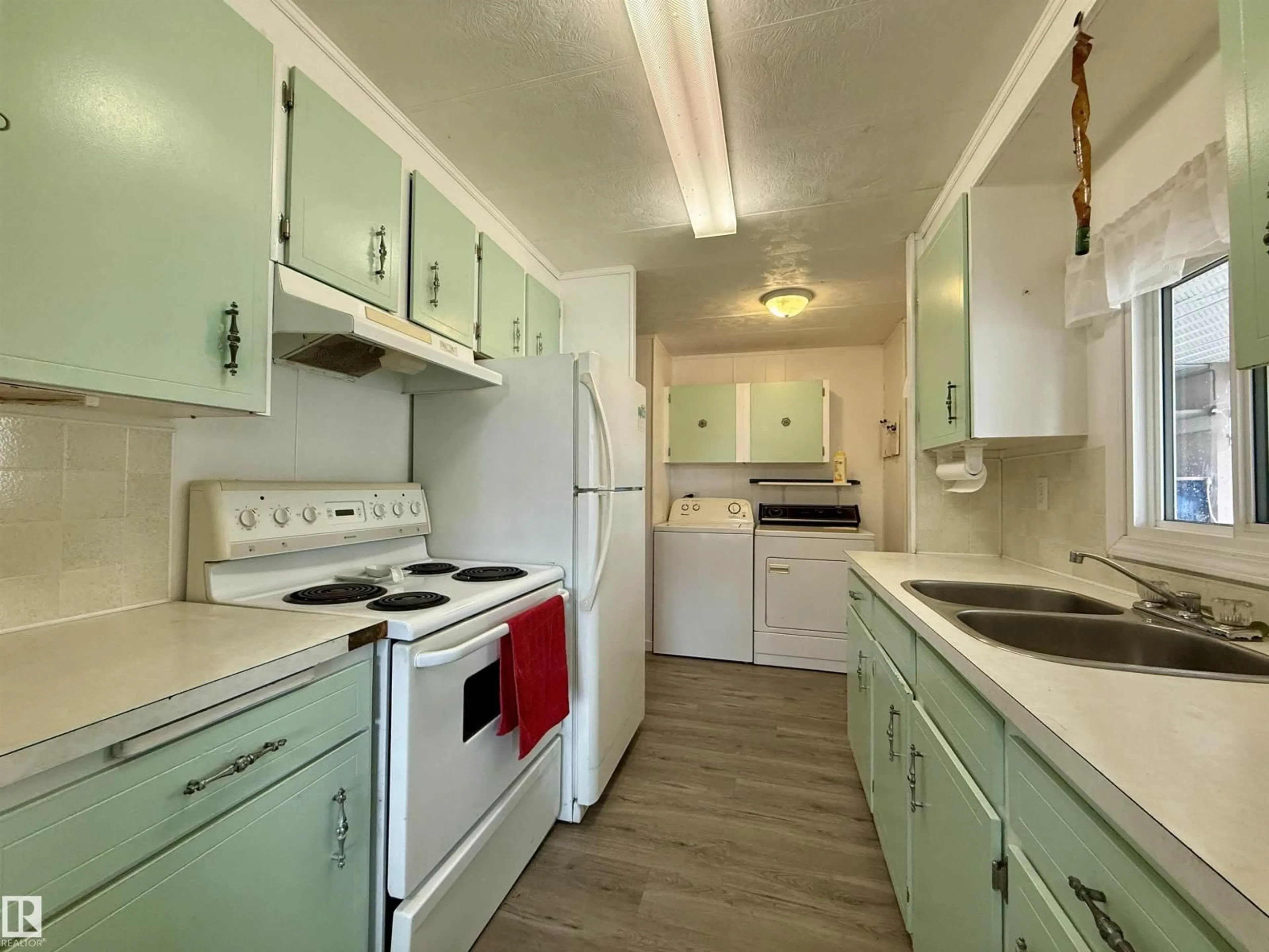 Standard kitchen, unknown for 5010 52 AV, Andrew Alberta T0B0C0