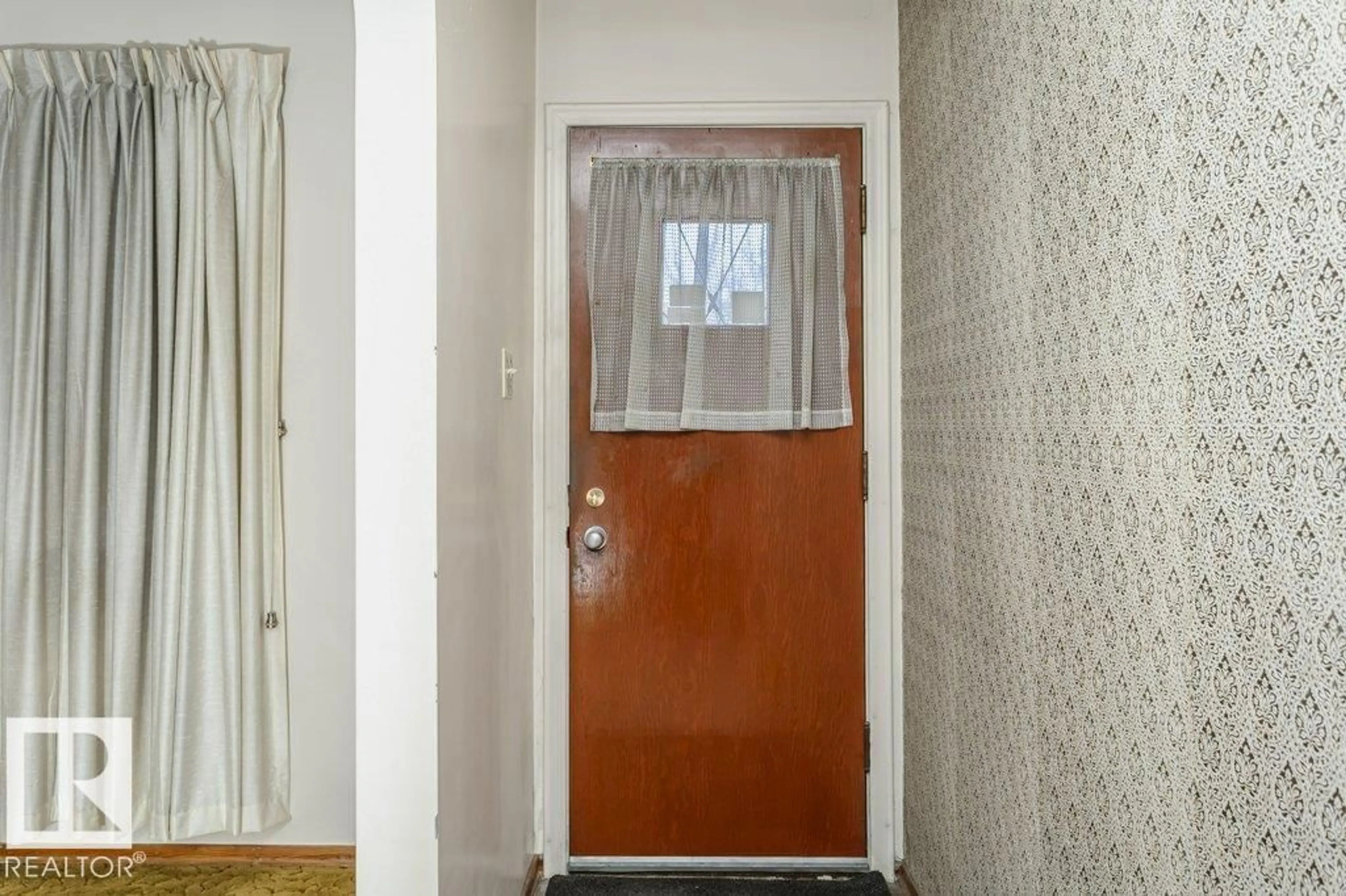 Indoor entryway for 11564 139 ST, Edmonton Alberta T5M1R7