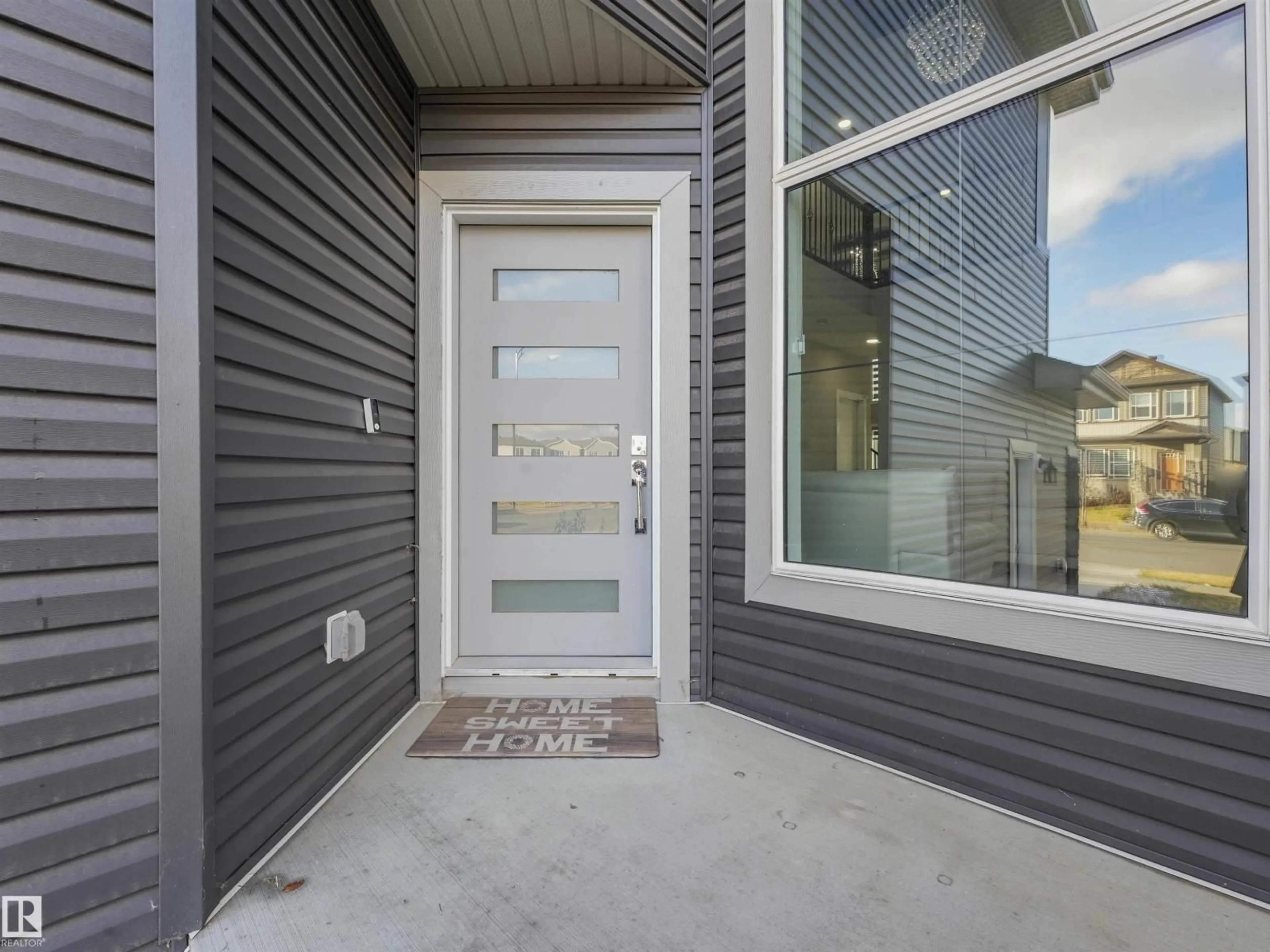 Indoor entryway for 2412 14 AV, Edmonton Alberta T6T2J8