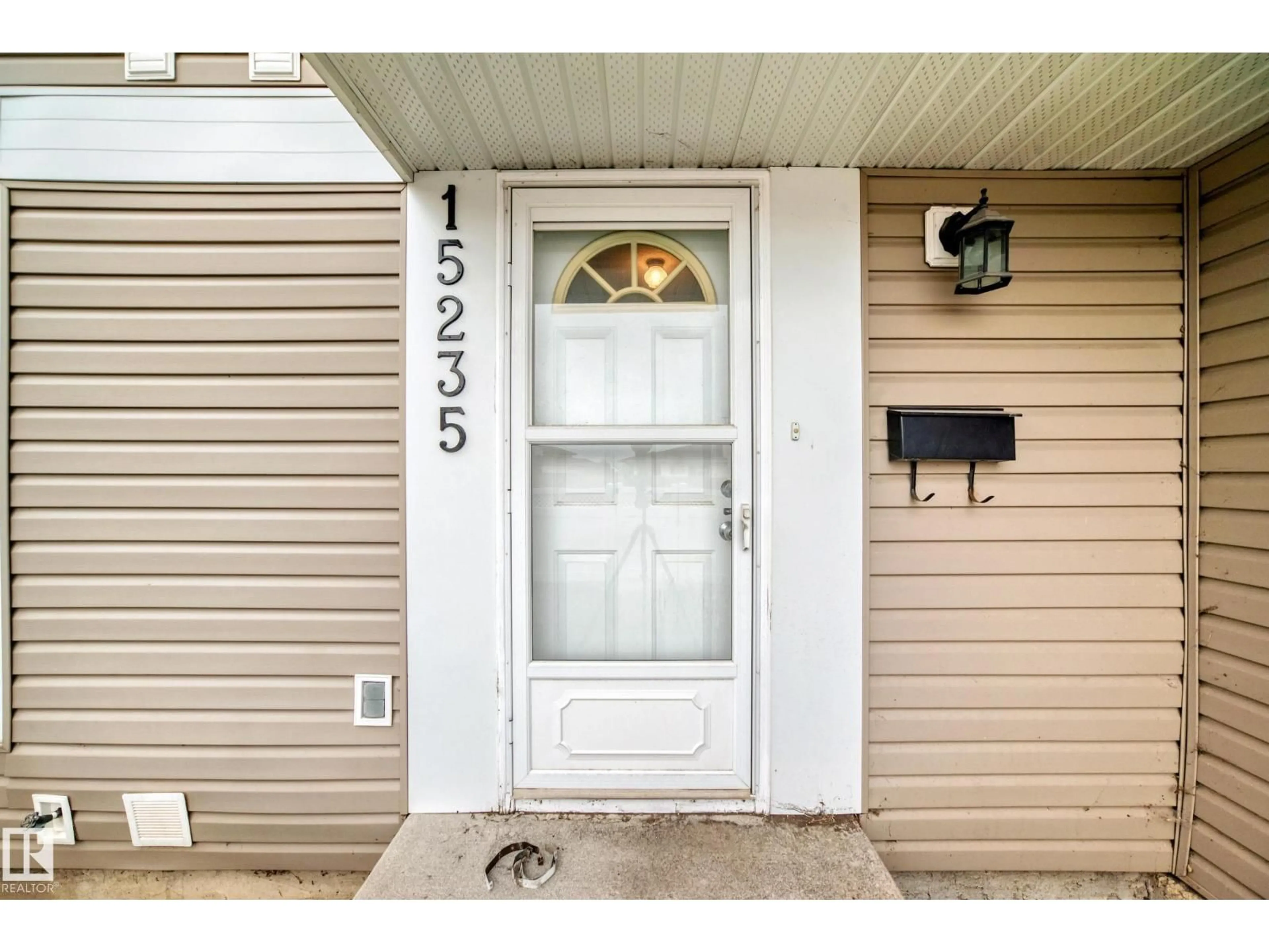 Indoor entryway for 15235 54 ST, Edmonton Alberta T5A3N9