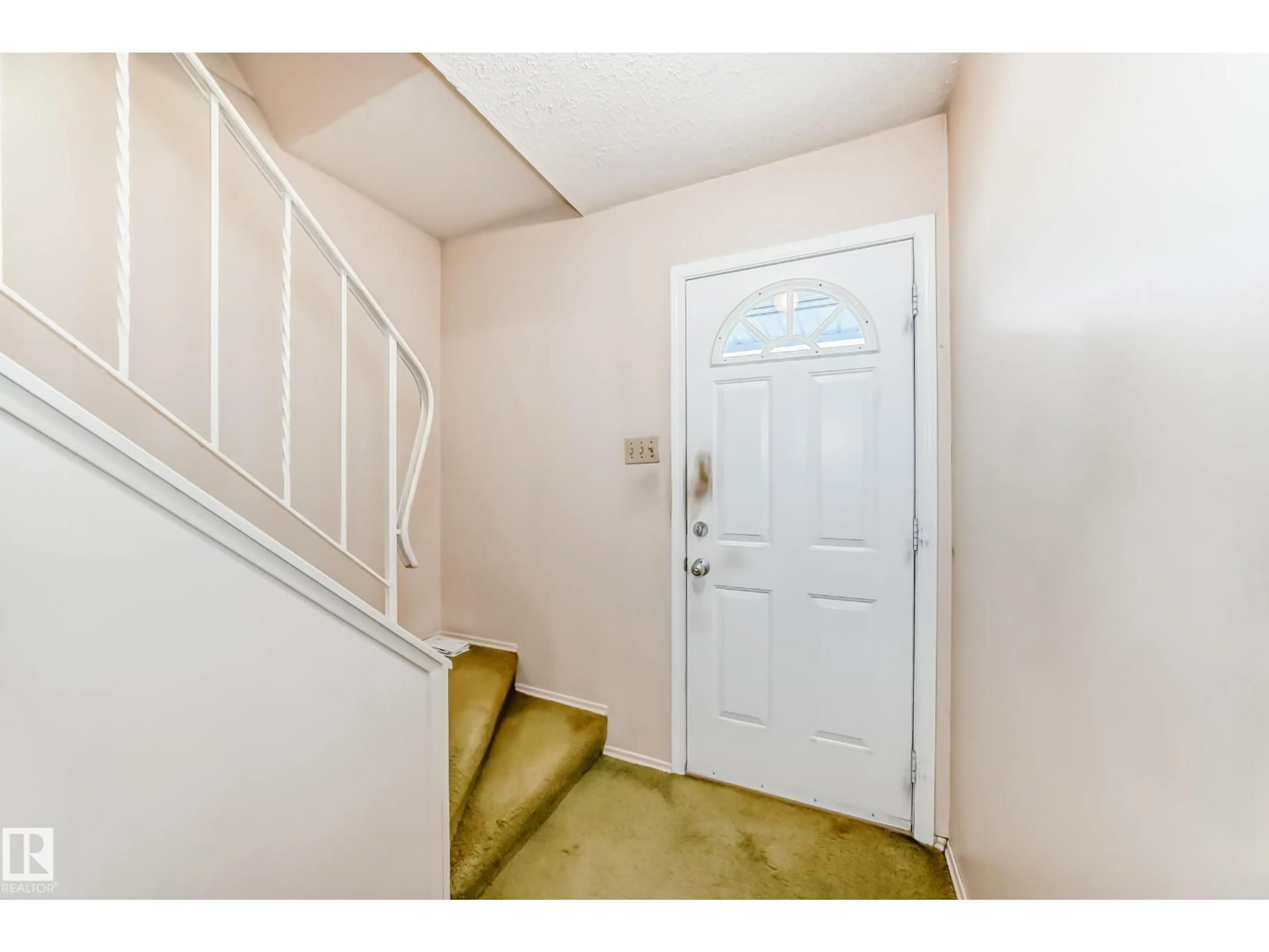 Indoor entryway for 15235 54 ST, Edmonton Alberta T5A3N9