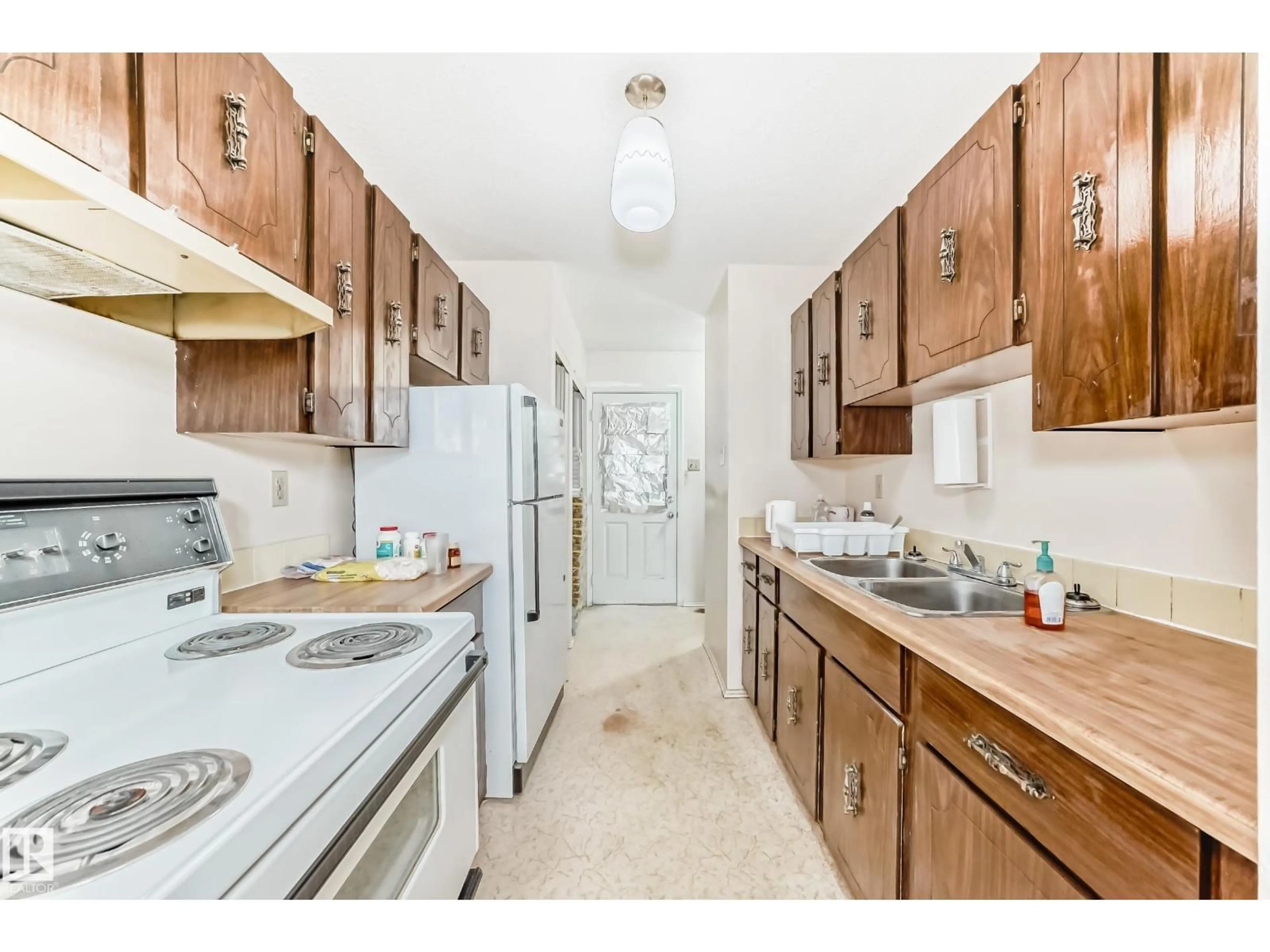 Standard kitchen, unknown for 15235 54 ST, Edmonton Alberta T5A3N9