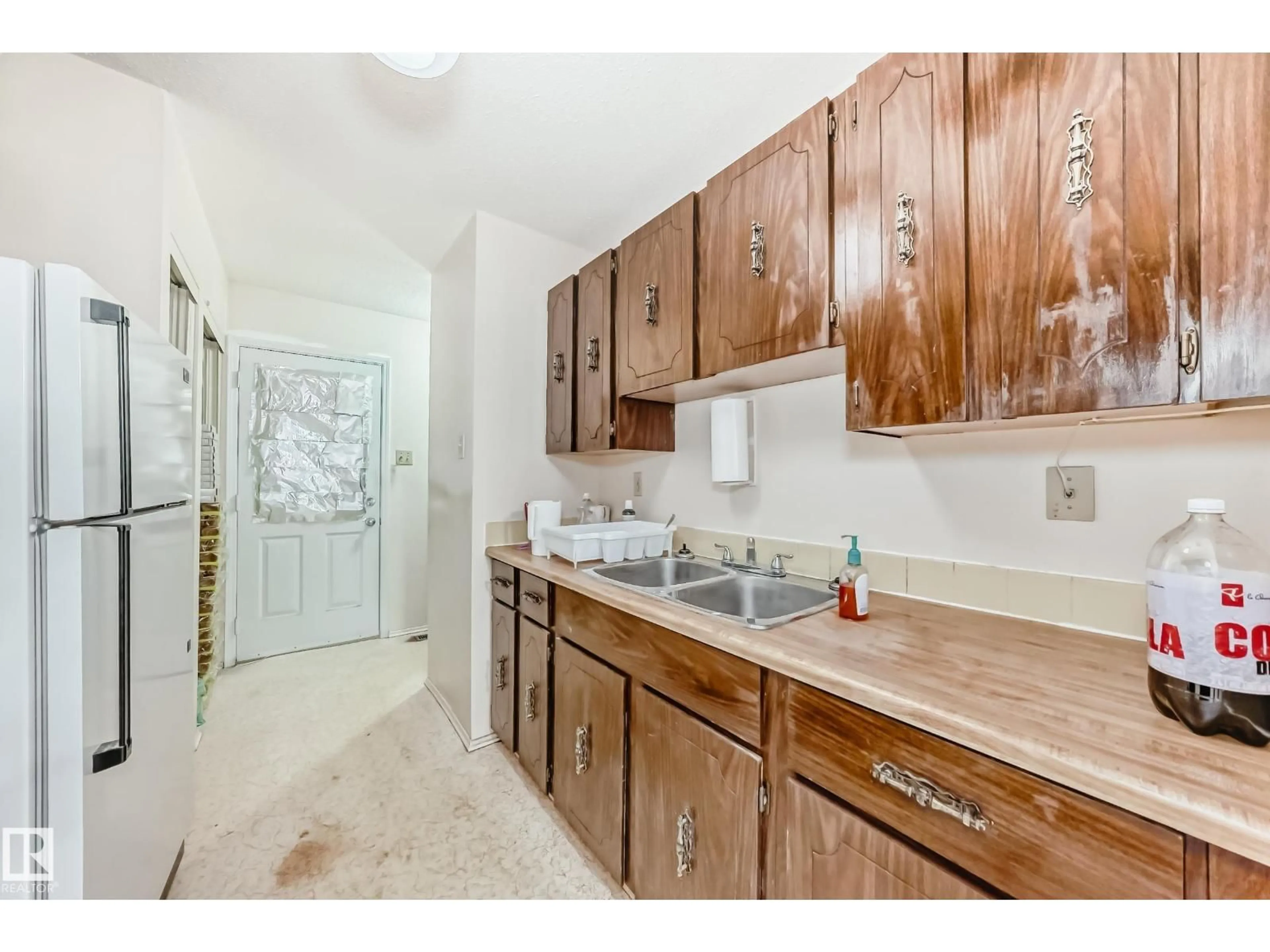 Standard kitchen, ceramic/tile floor for 15235 54 ST, Edmonton Alberta T5A3N9