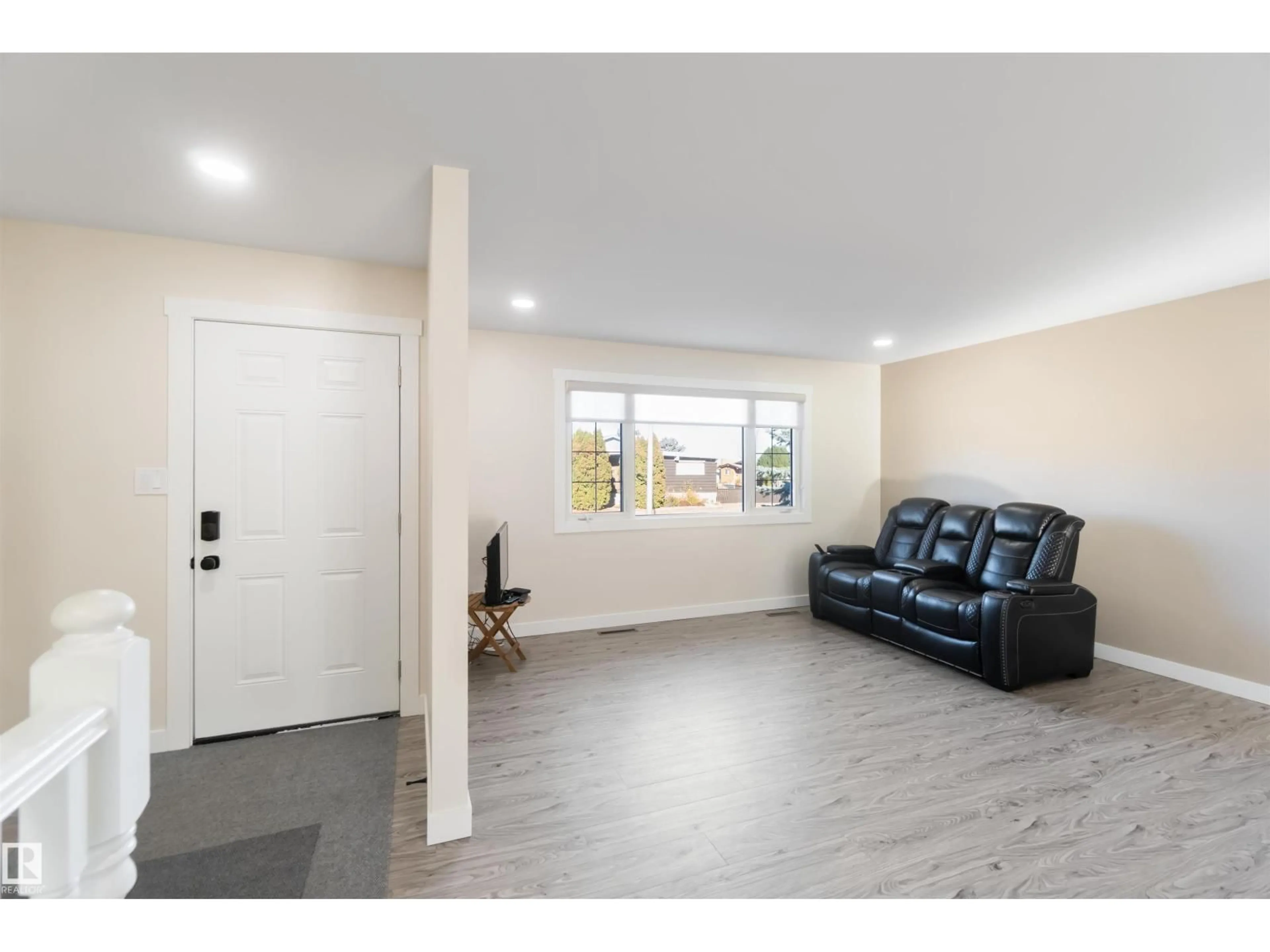 Indoor entryway for 5207 124 AV, Edmonton Alberta T5W1T9