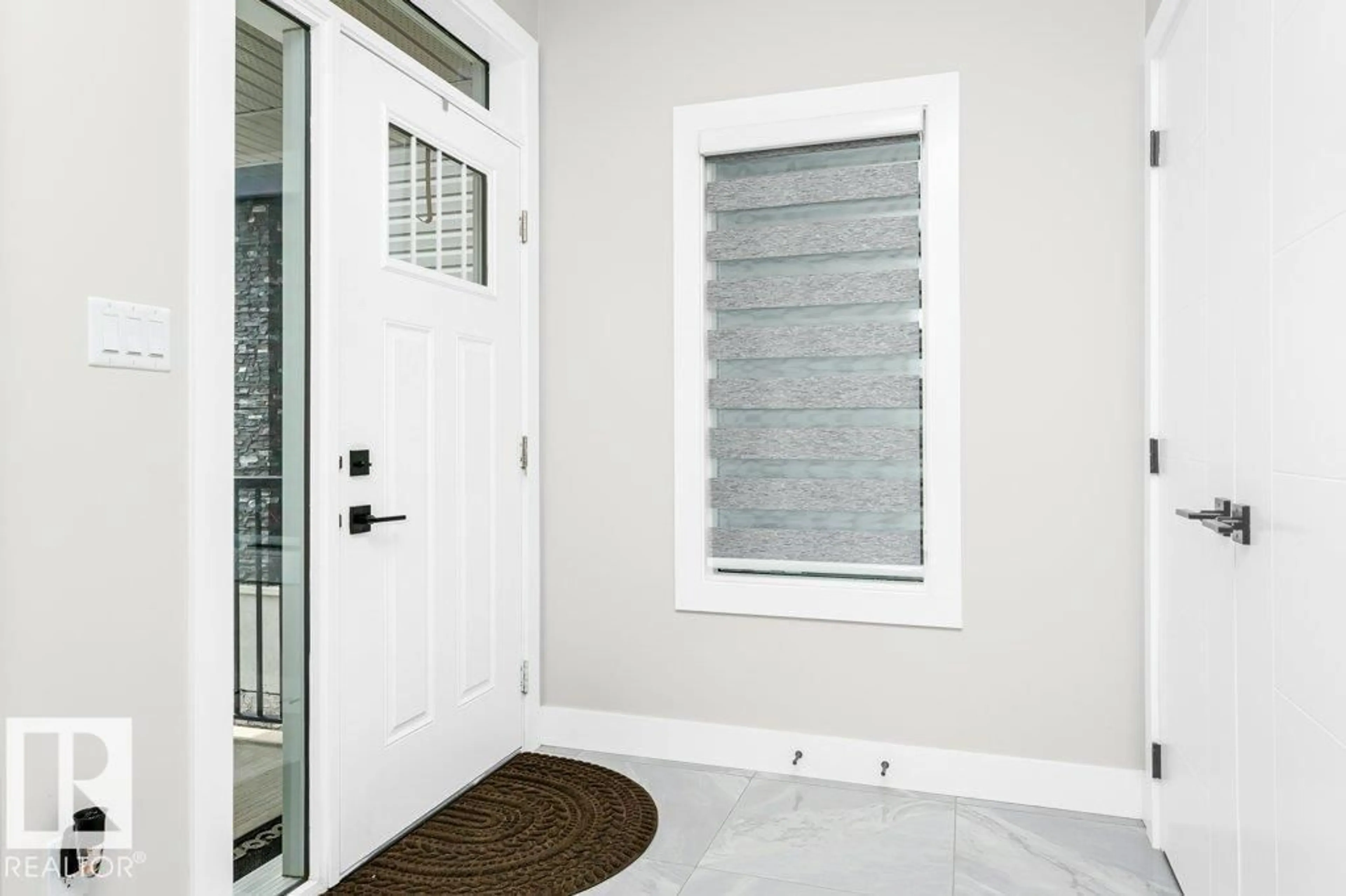 Indoor entryway for 20916 131 AV, Edmonton Alberta T5S0P4