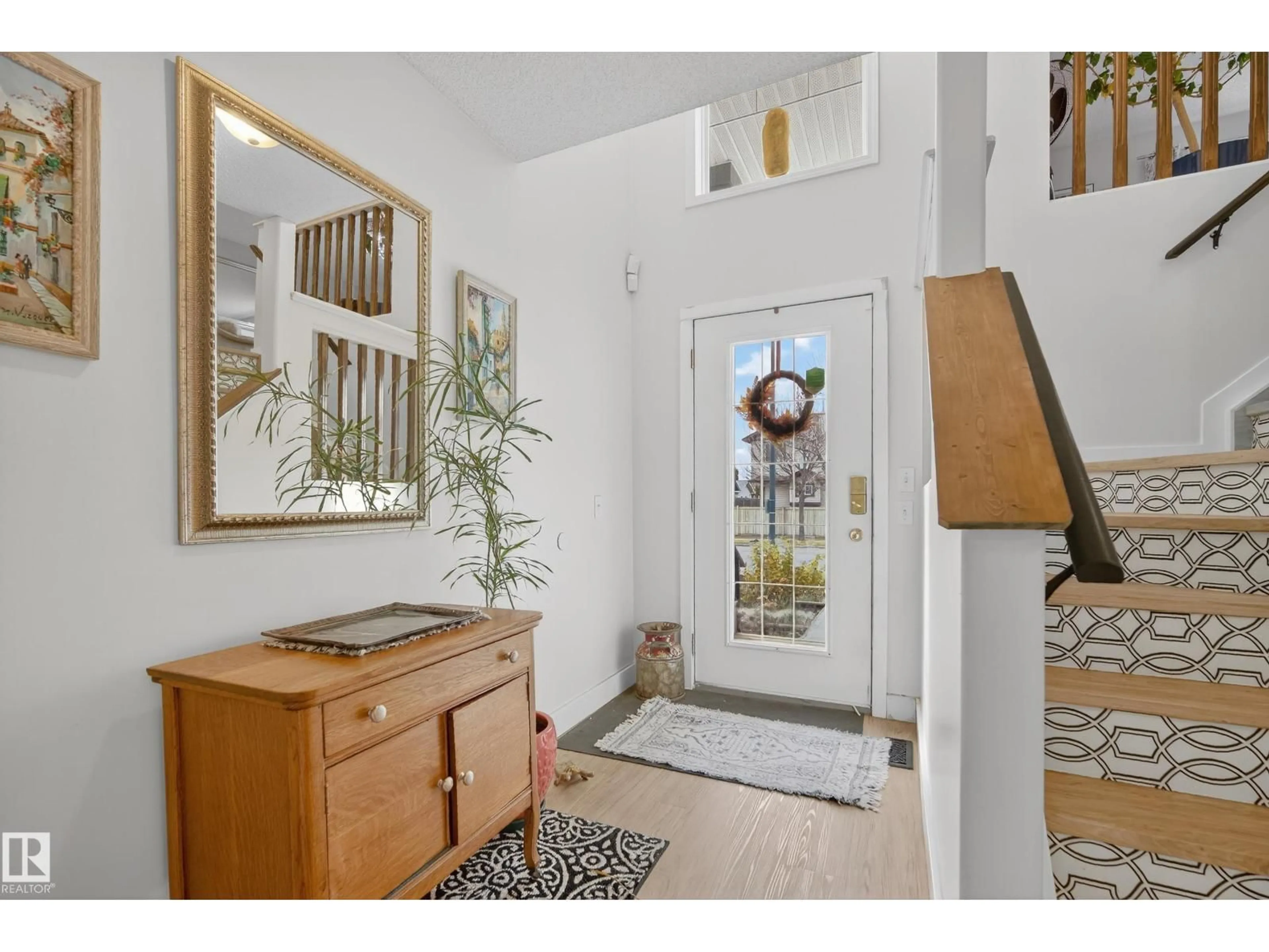 Indoor entryway for 138 EASTON RD, Edmonton Alberta T6X1C3