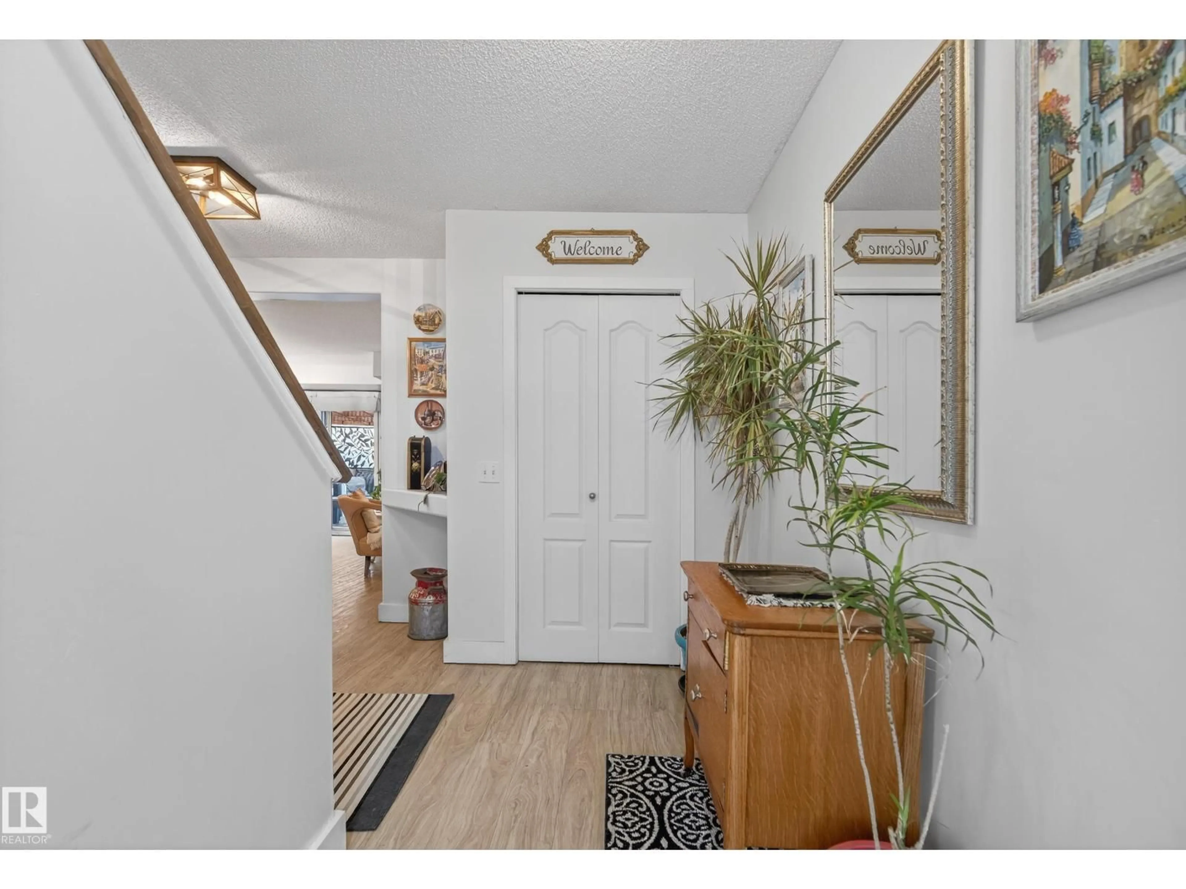 Indoor entryway for 138 EASTON RD, Edmonton Alberta T6X1C3