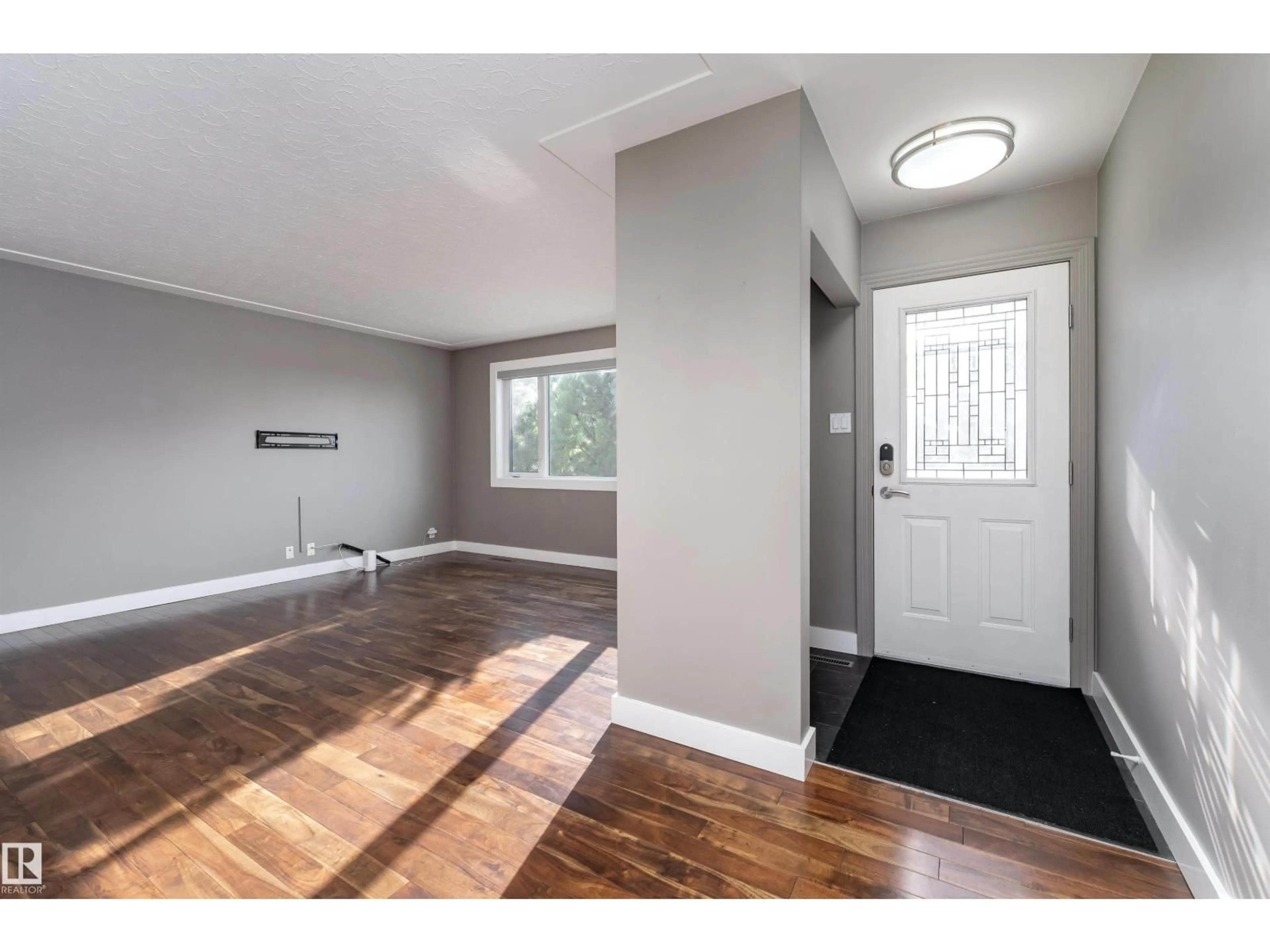 Indoor entryway for 10631 43 ST, Edmonton Alberta T6A1V2