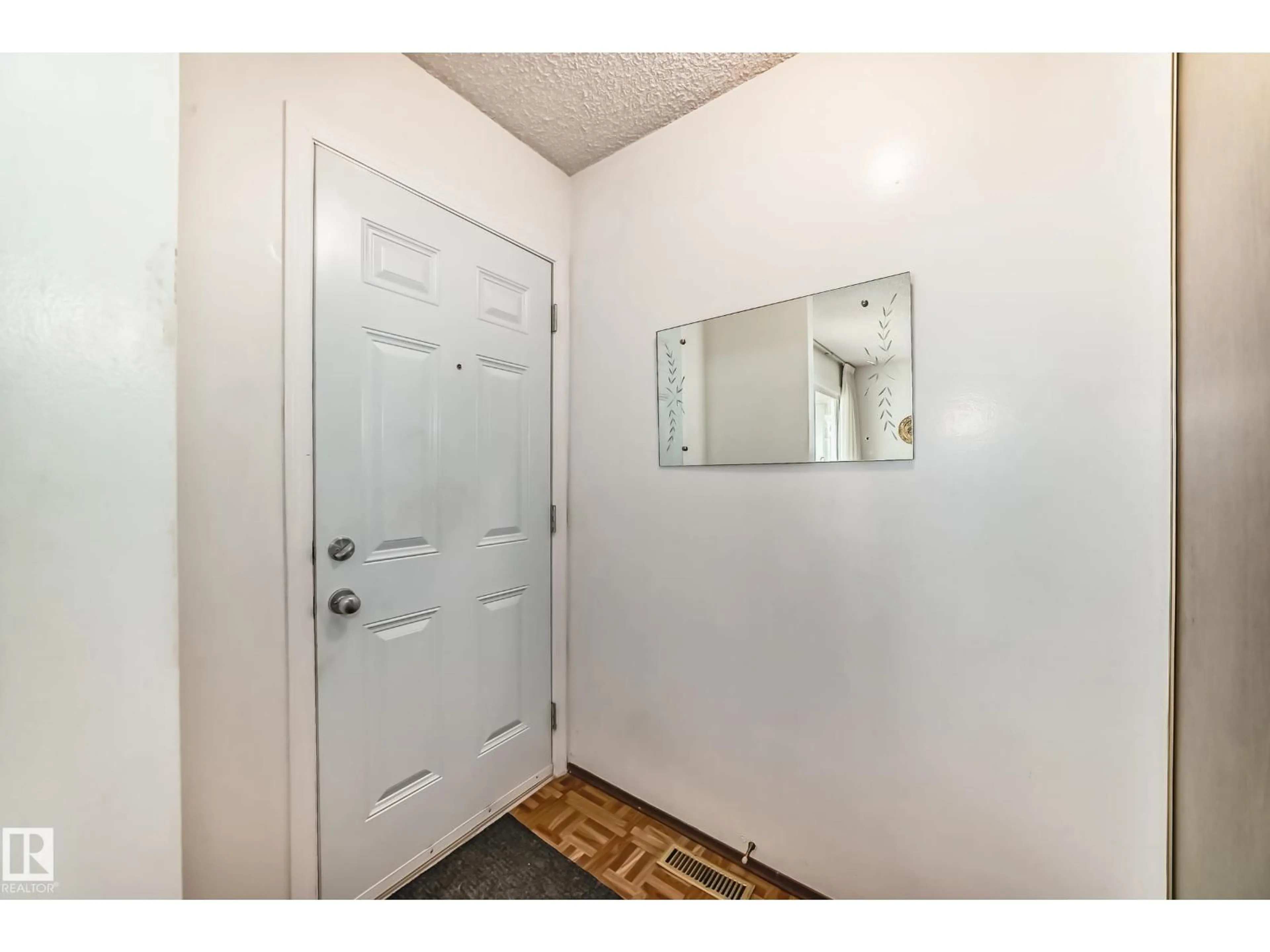 Indoor entryway for 53 2030 BRENTWOOD BV, Sherwood Park Alberta T8A4P6