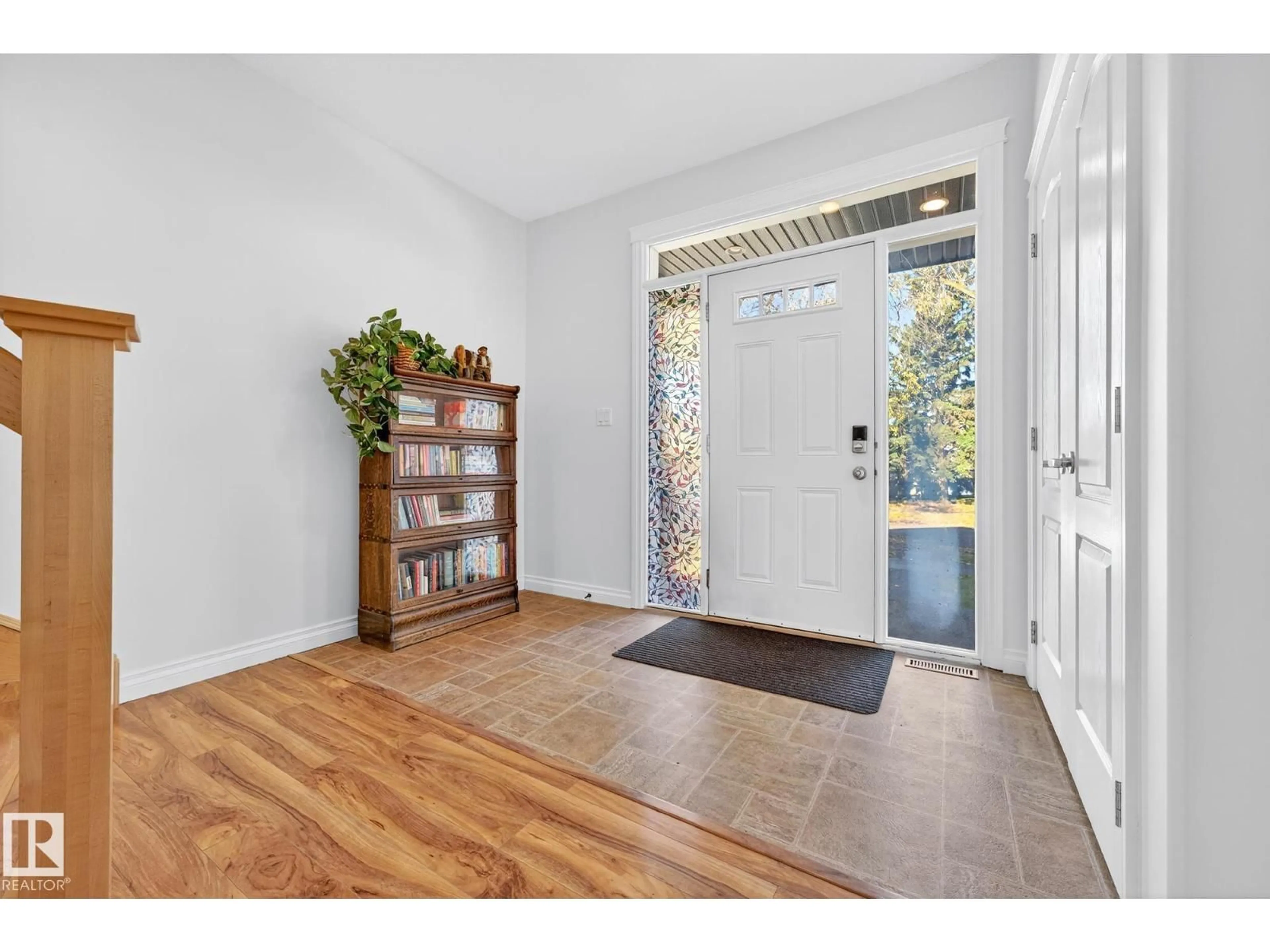 Indoor entryway for 8543 81 AV, Edmonton Alberta T6C0W3