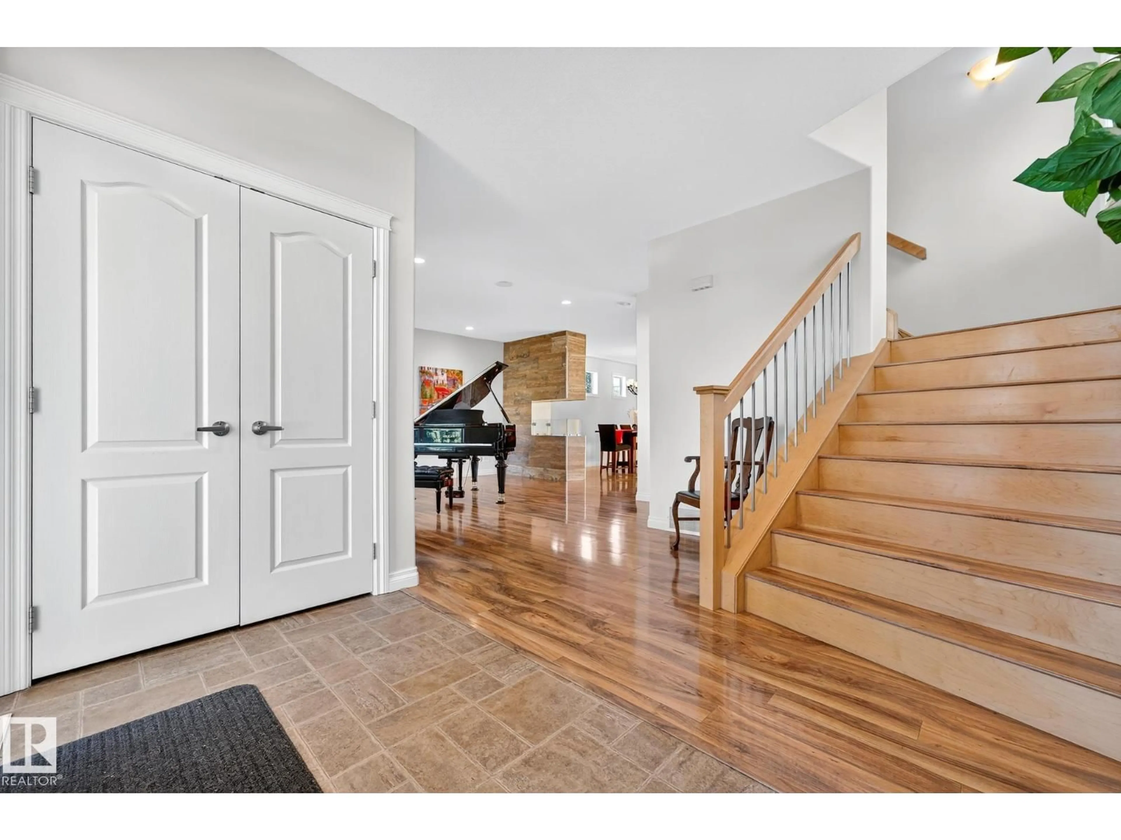 Indoor entryway for 8543 81 AV, Edmonton Alberta T6C0W3