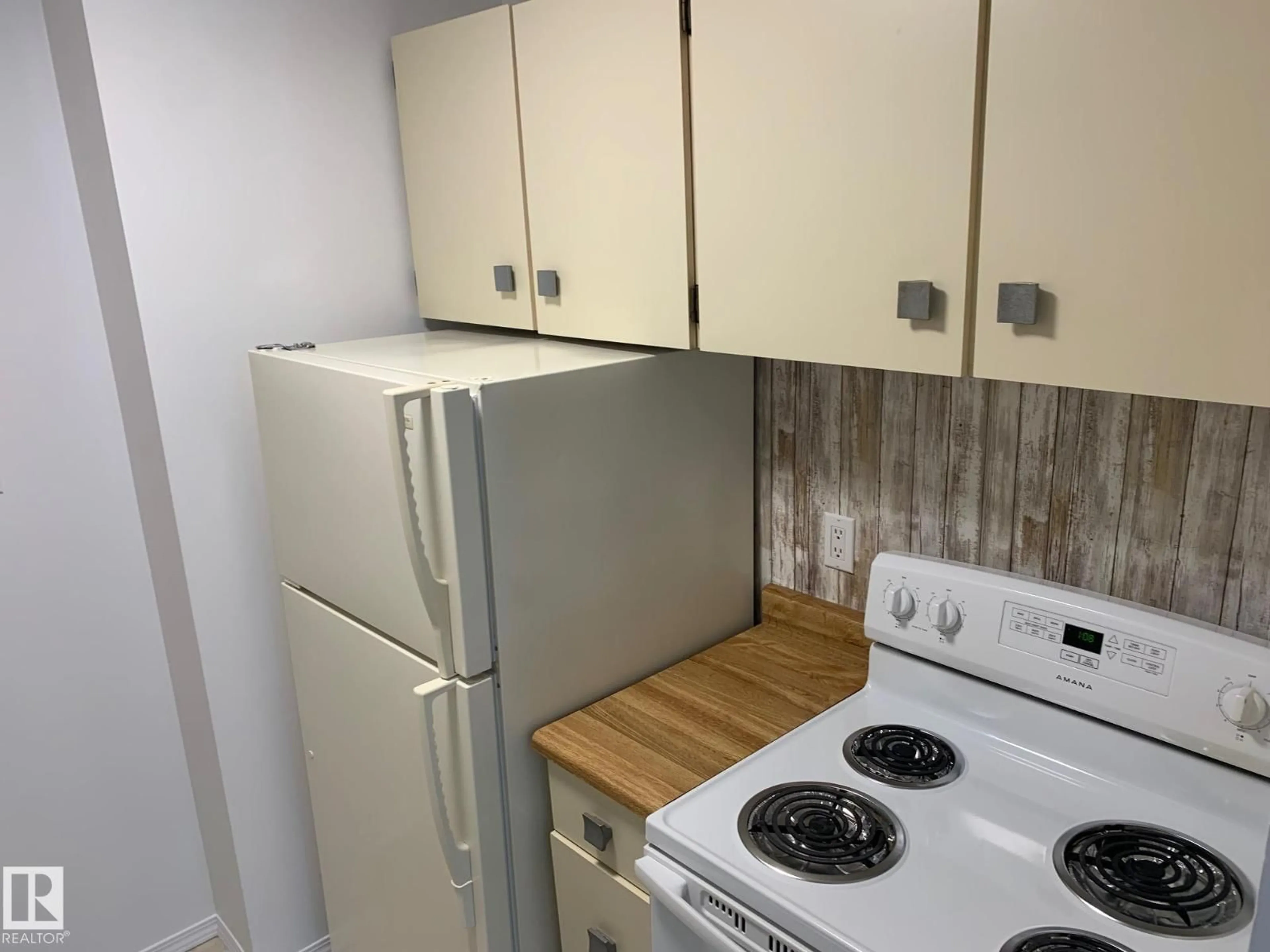 Standard kitchen, wood/laminate floor for 9024 TUDOR GL, St. Albert Alberta T8N3V4