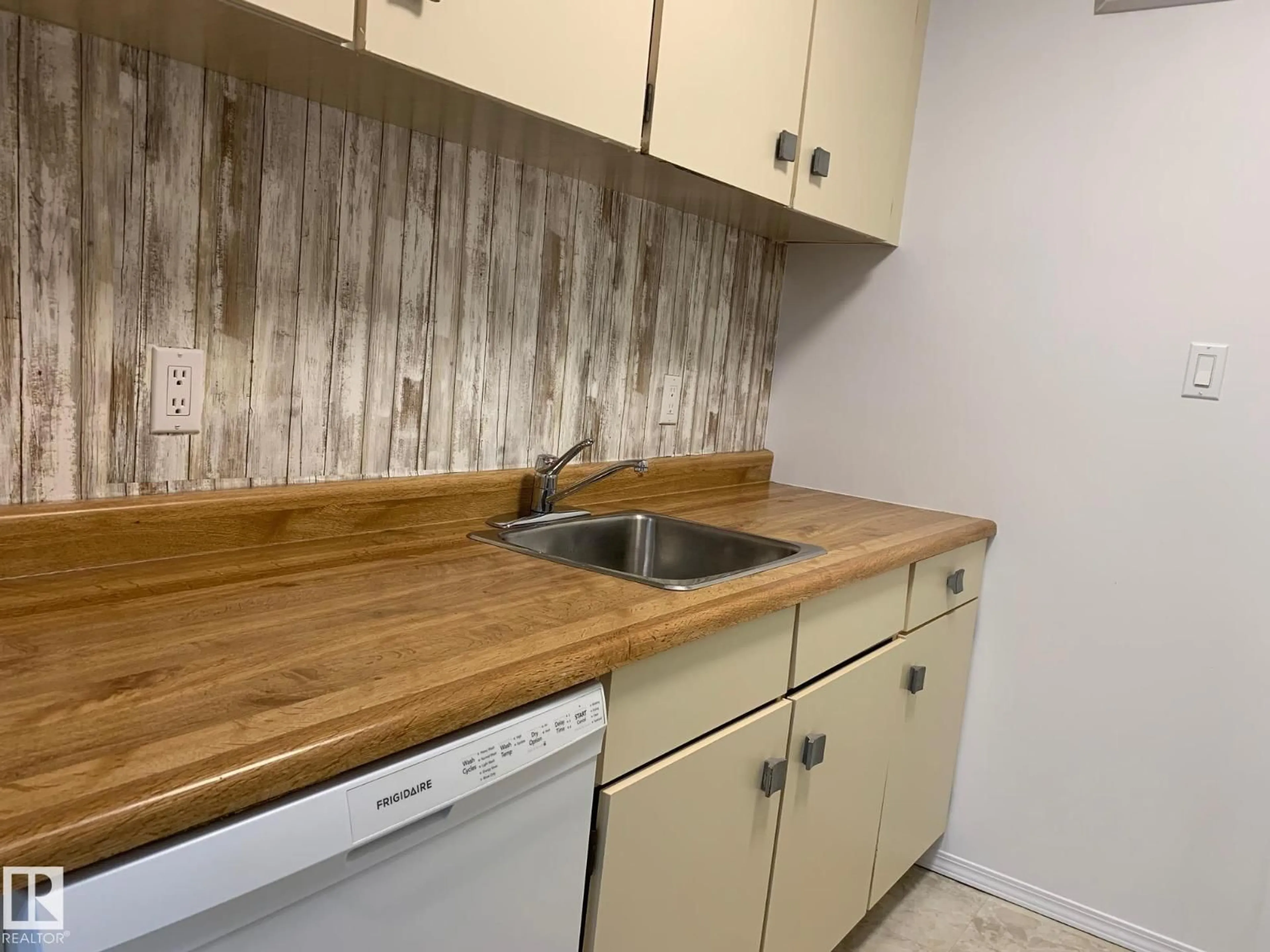 Standard kitchen, wood/laminate floor for 9024 TUDOR GL, St. Albert Alberta T8N3V4