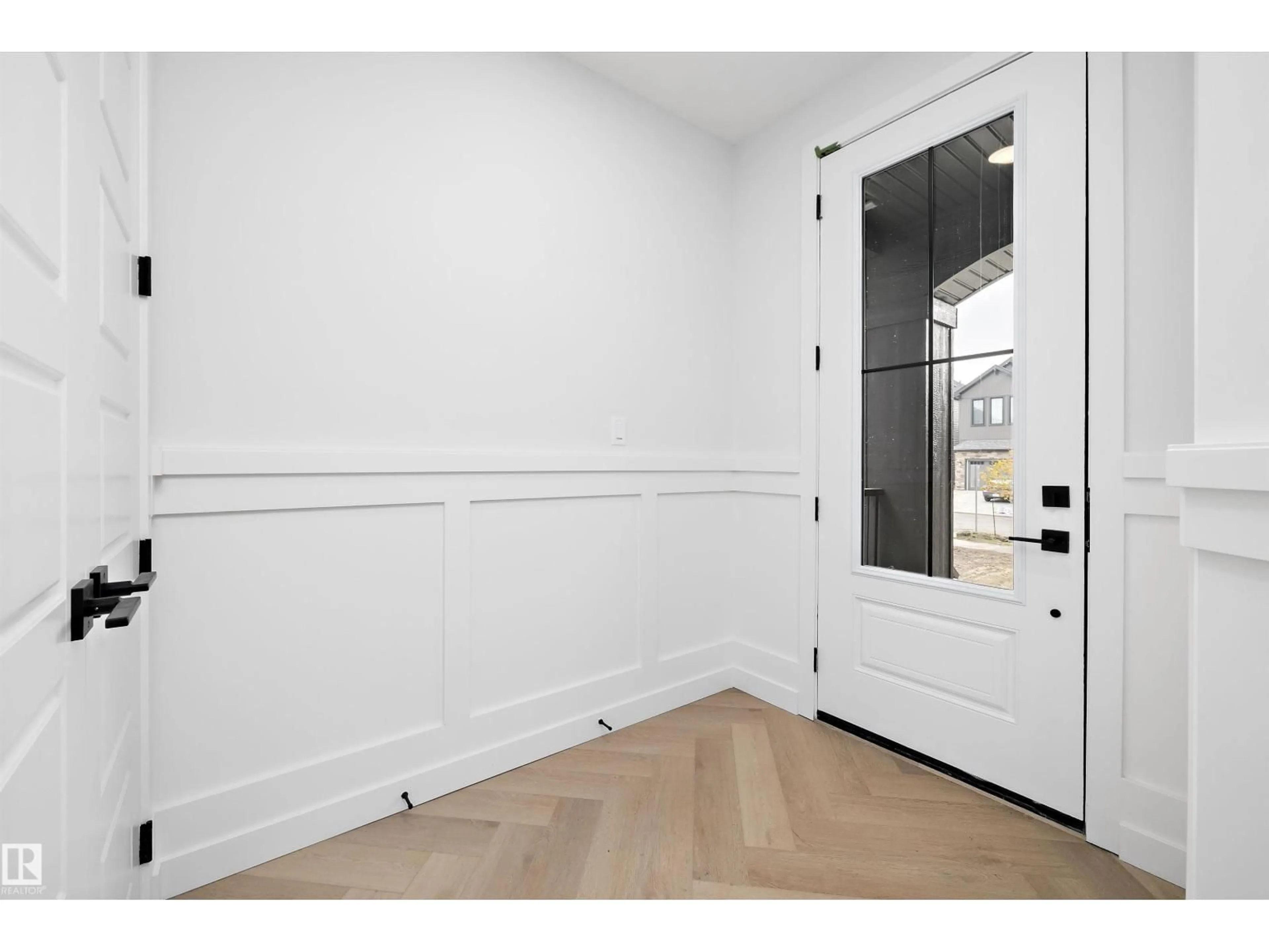 Indoor entryway for 32 CANNES CV, St. Albert Alberta T8T2C6