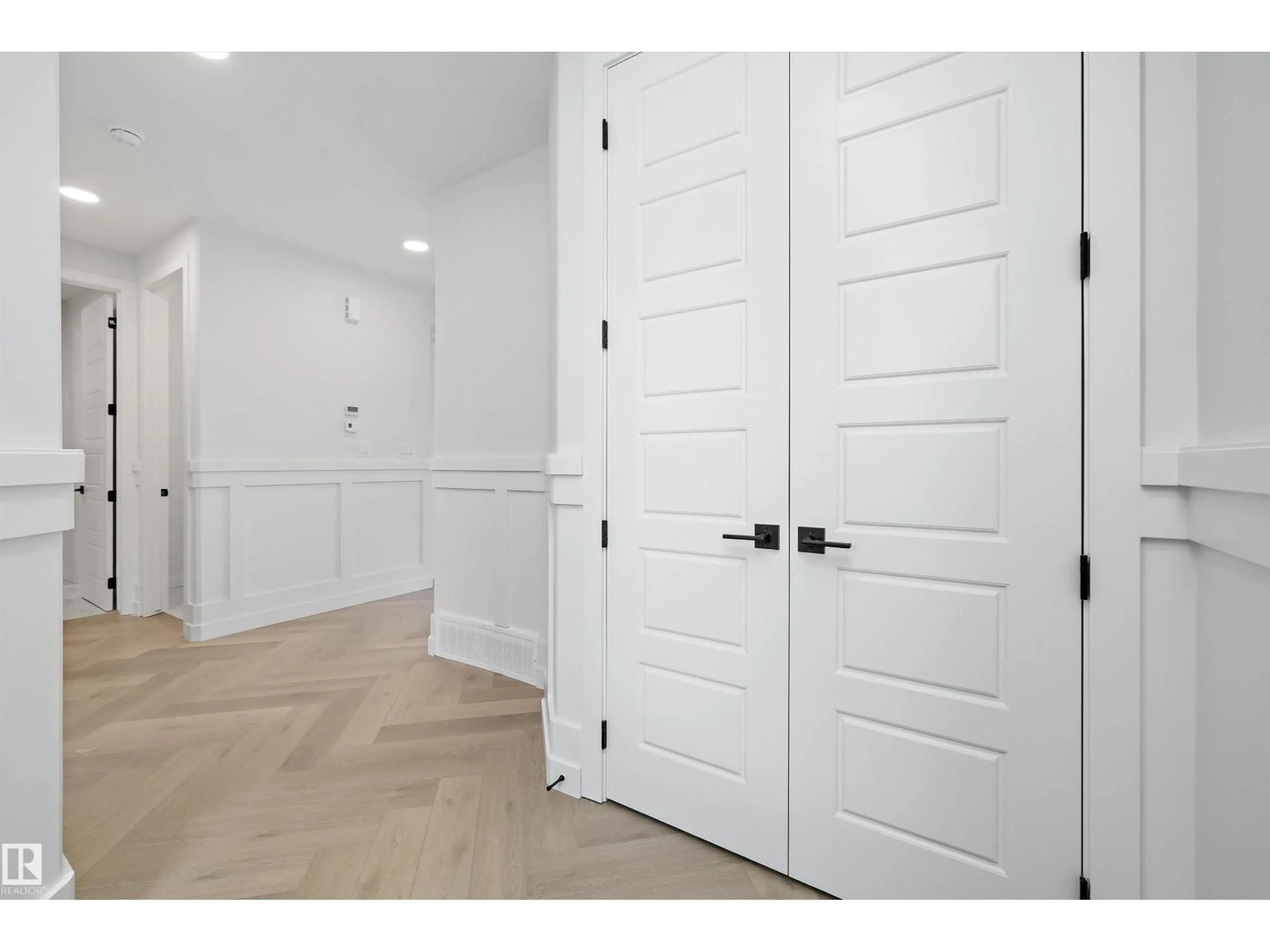 Indoor entryway for 32 CANNES CV, St. Albert Alberta T8T2C6