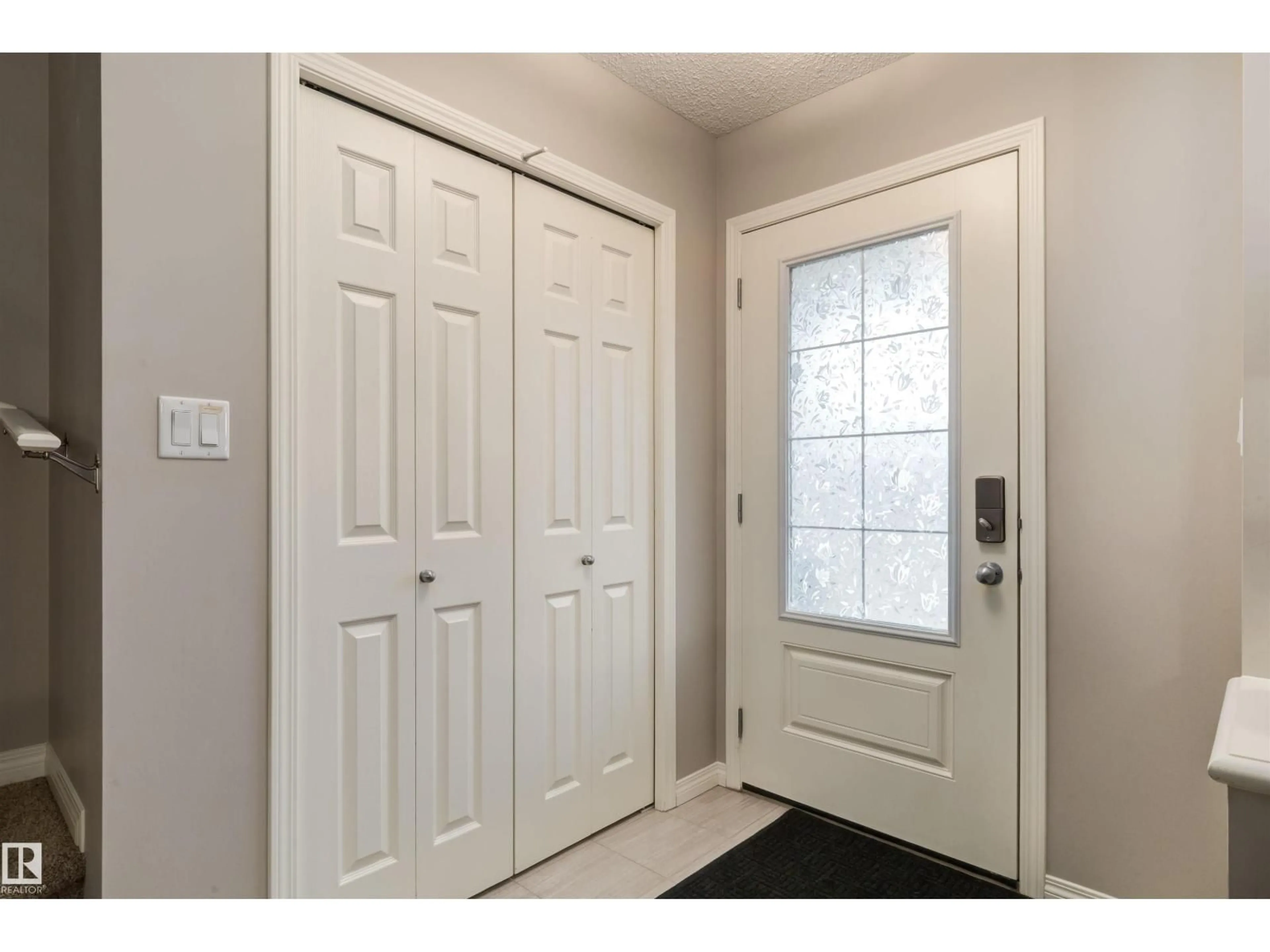 Indoor entryway for SW - 7123 22 AV, Edmonton Alberta T6X0S4