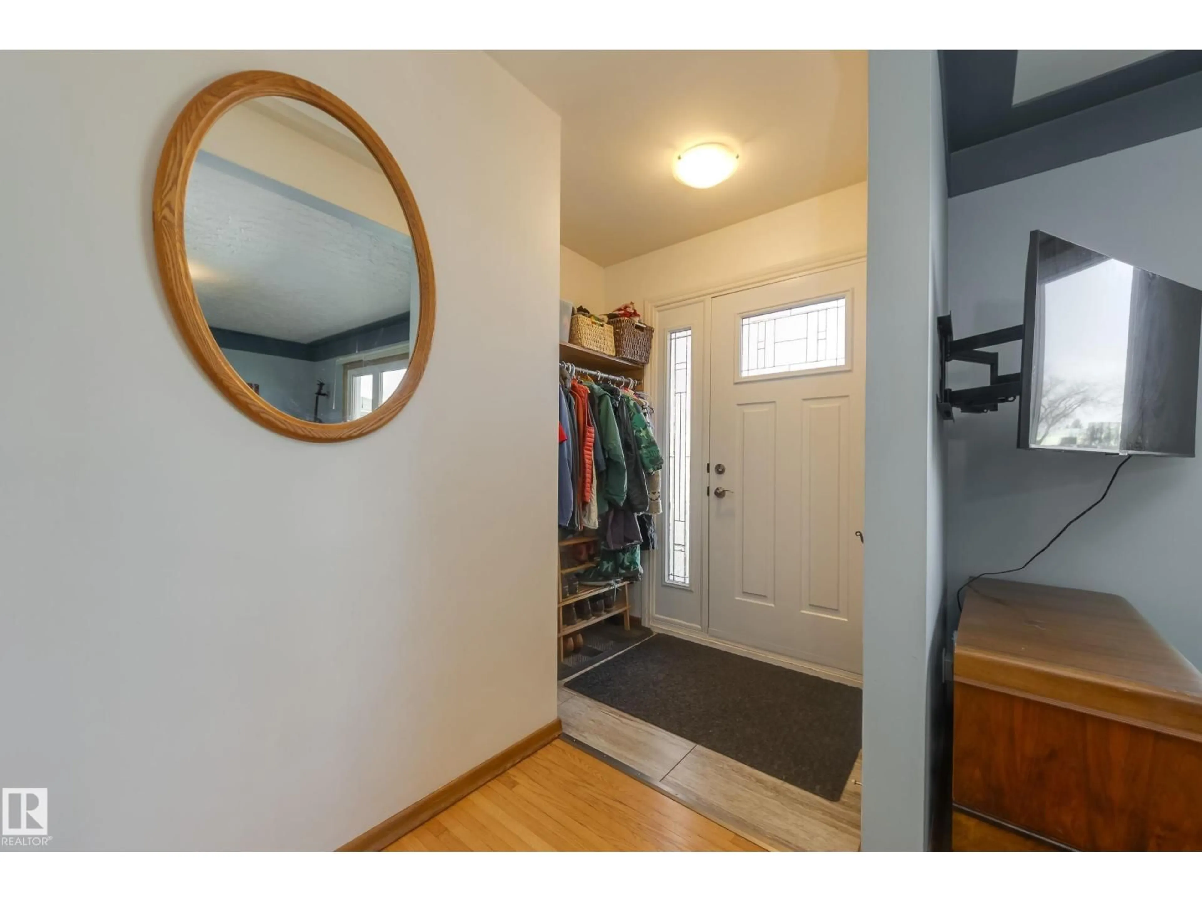 Indoor entryway for 9651 66 AV, Edmonton Alberta T6E0M2