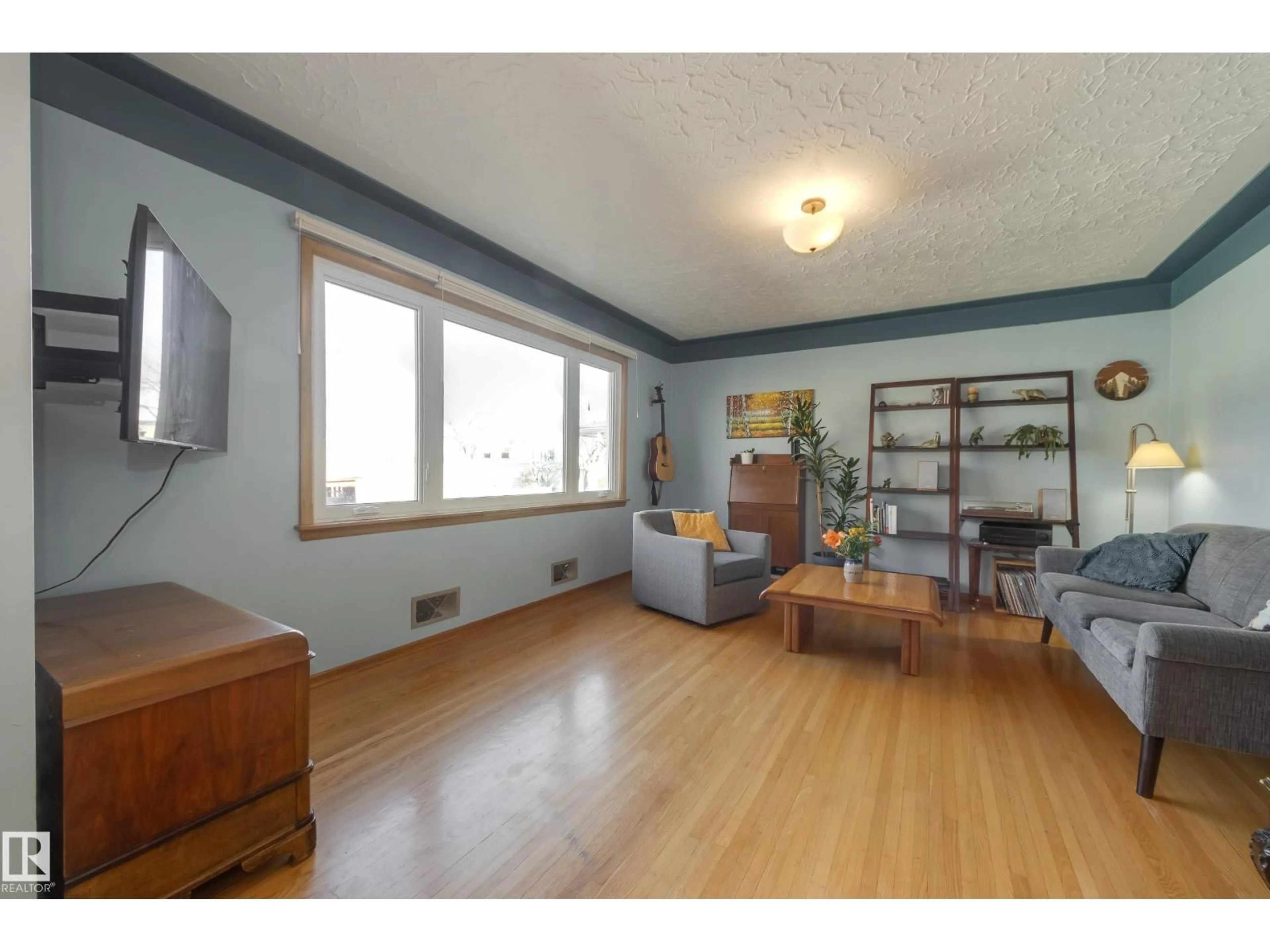 Living room with furniture, wood/laminate floor for 9651 66 AV, Edmonton Alberta T6E0M2