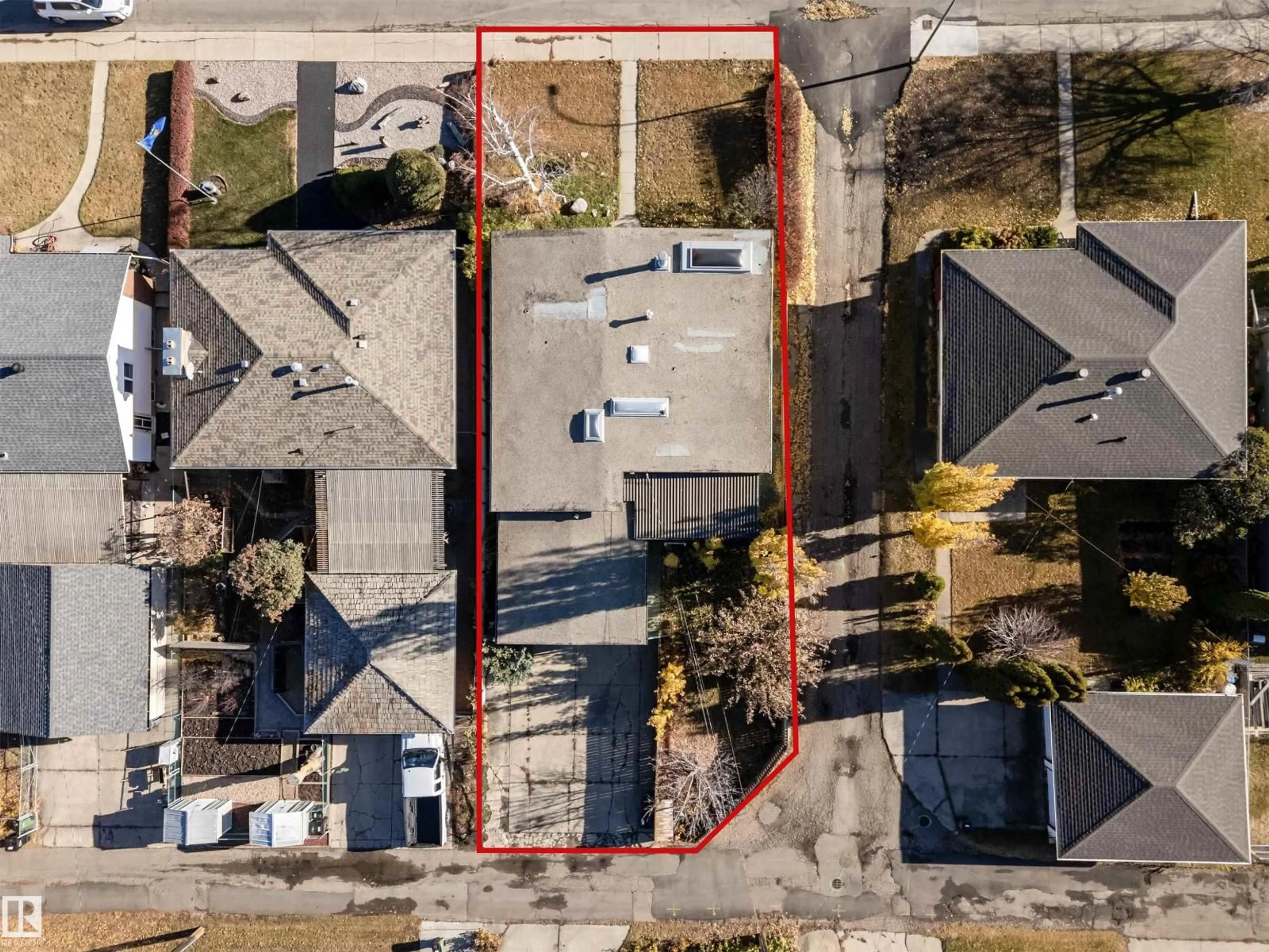 A pic from outside/outdoor area/front of a property/back of a property/a pic from drone, street for 8728 72 ST NW, Edmonton Alberta T6B1Y5
