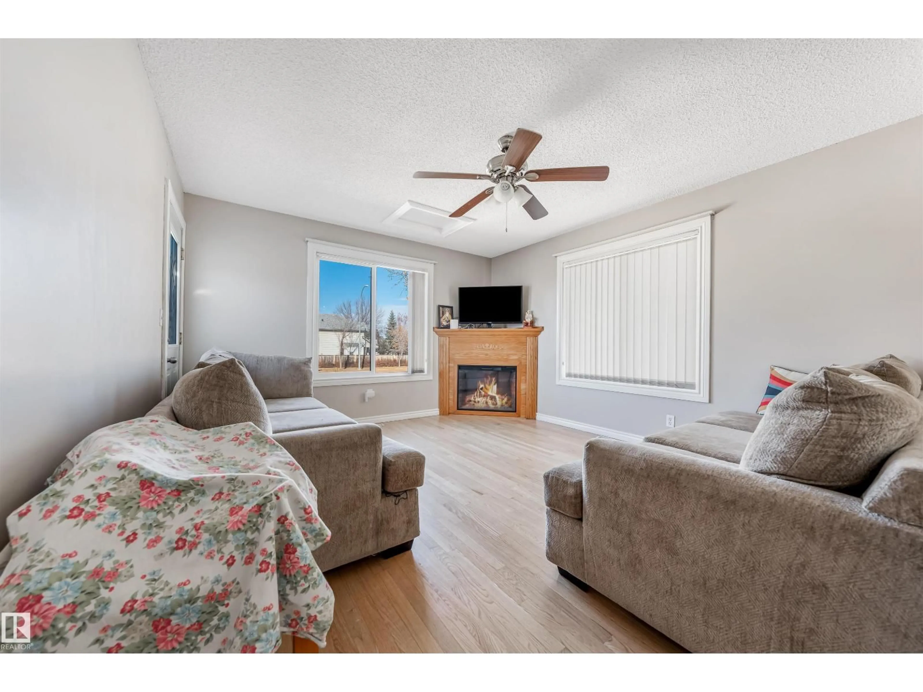 Living room with furniture, wood/laminate floor for 510 WISEMAN LN, Edmonton Alberta T6T1N5