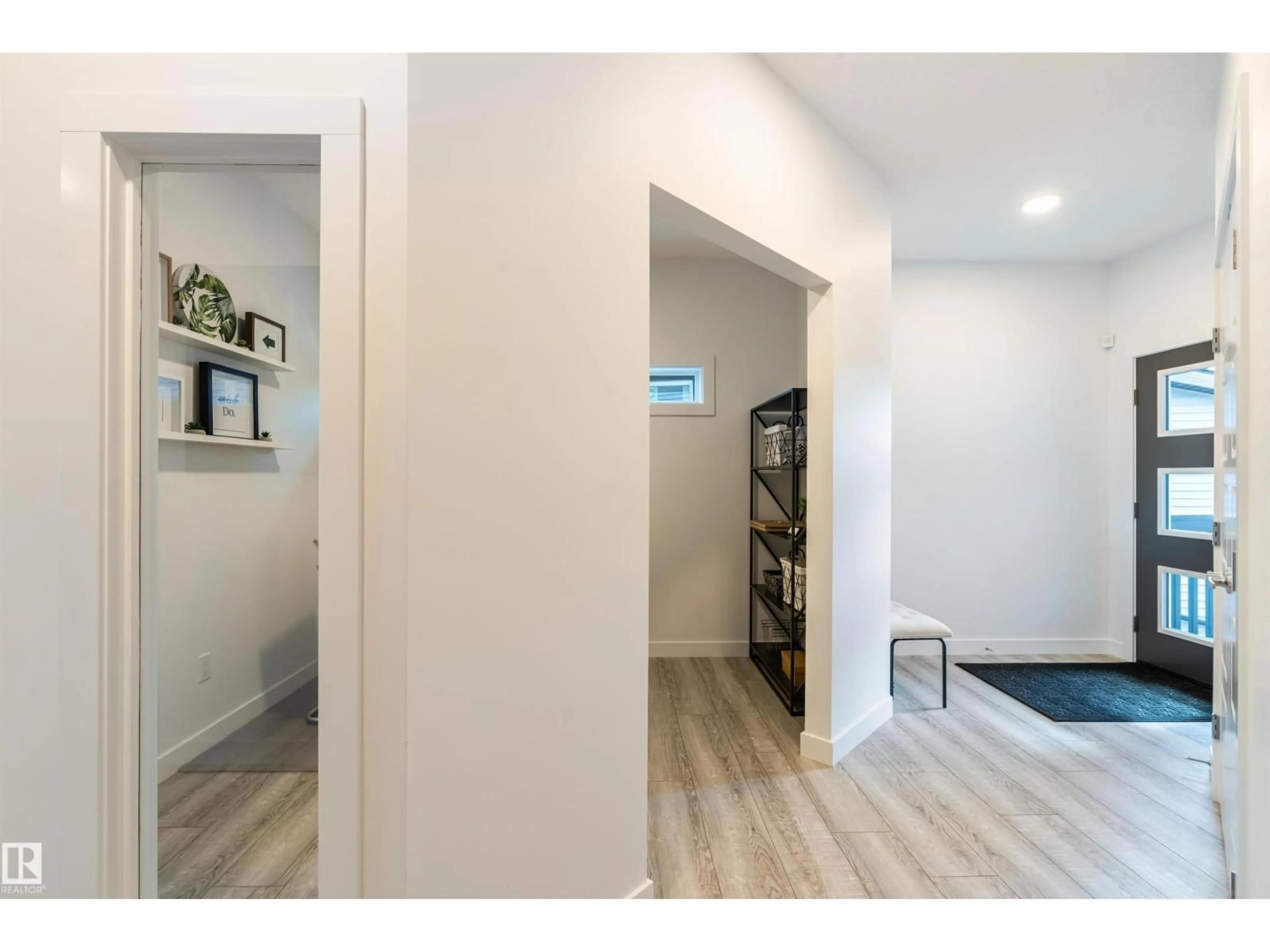 Indoor entryway for 362 BLUFF COVE, Leduc Alberta T9E1S2