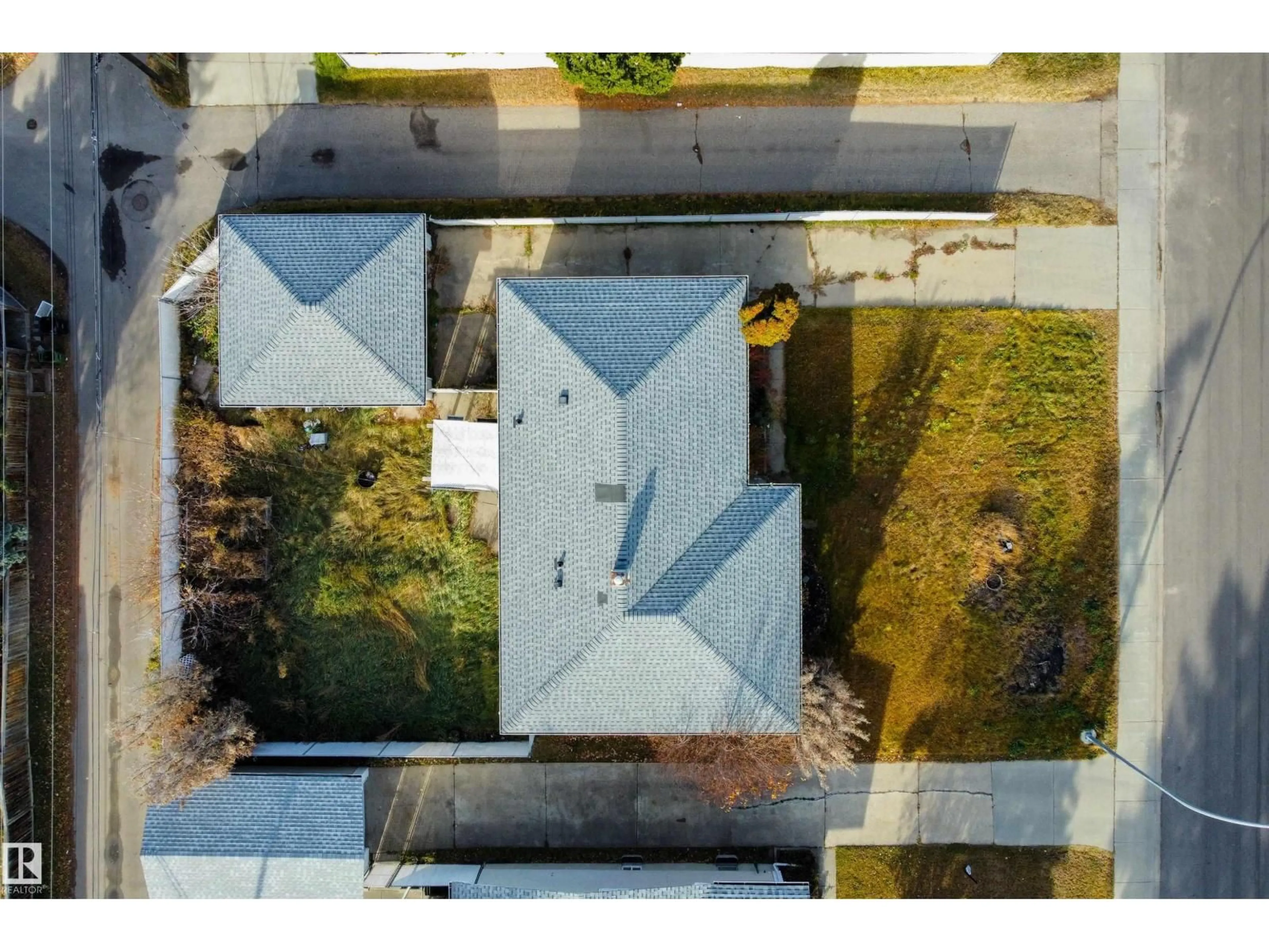 A pic from outside/outdoor area/front of a property/back of a property/a pic from drone, street for 9322 162 ST, Edmonton Alberta T5R2M9