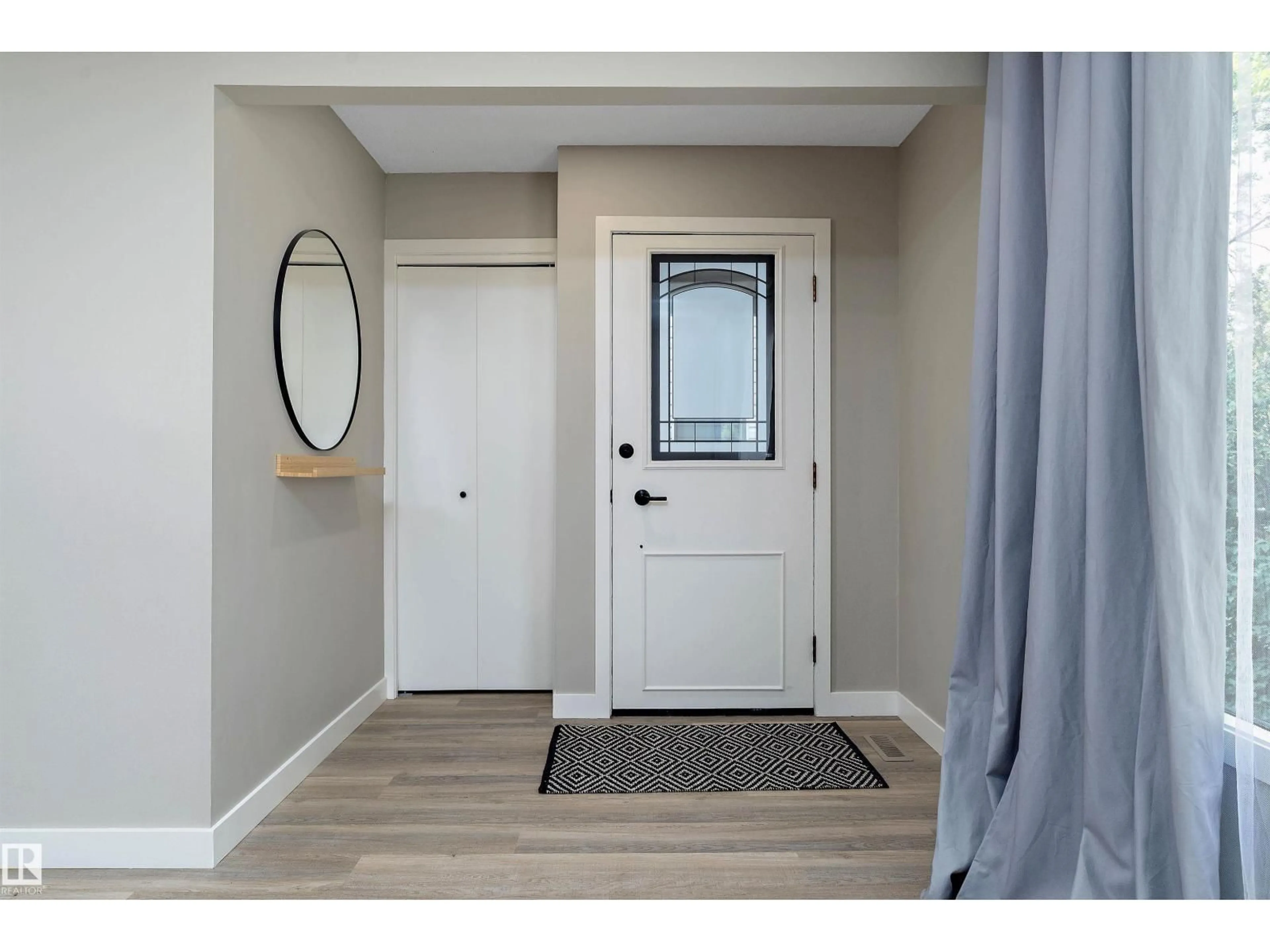 Indoor entryway for 10157 145 ST, Edmonton Alberta T5N2X6