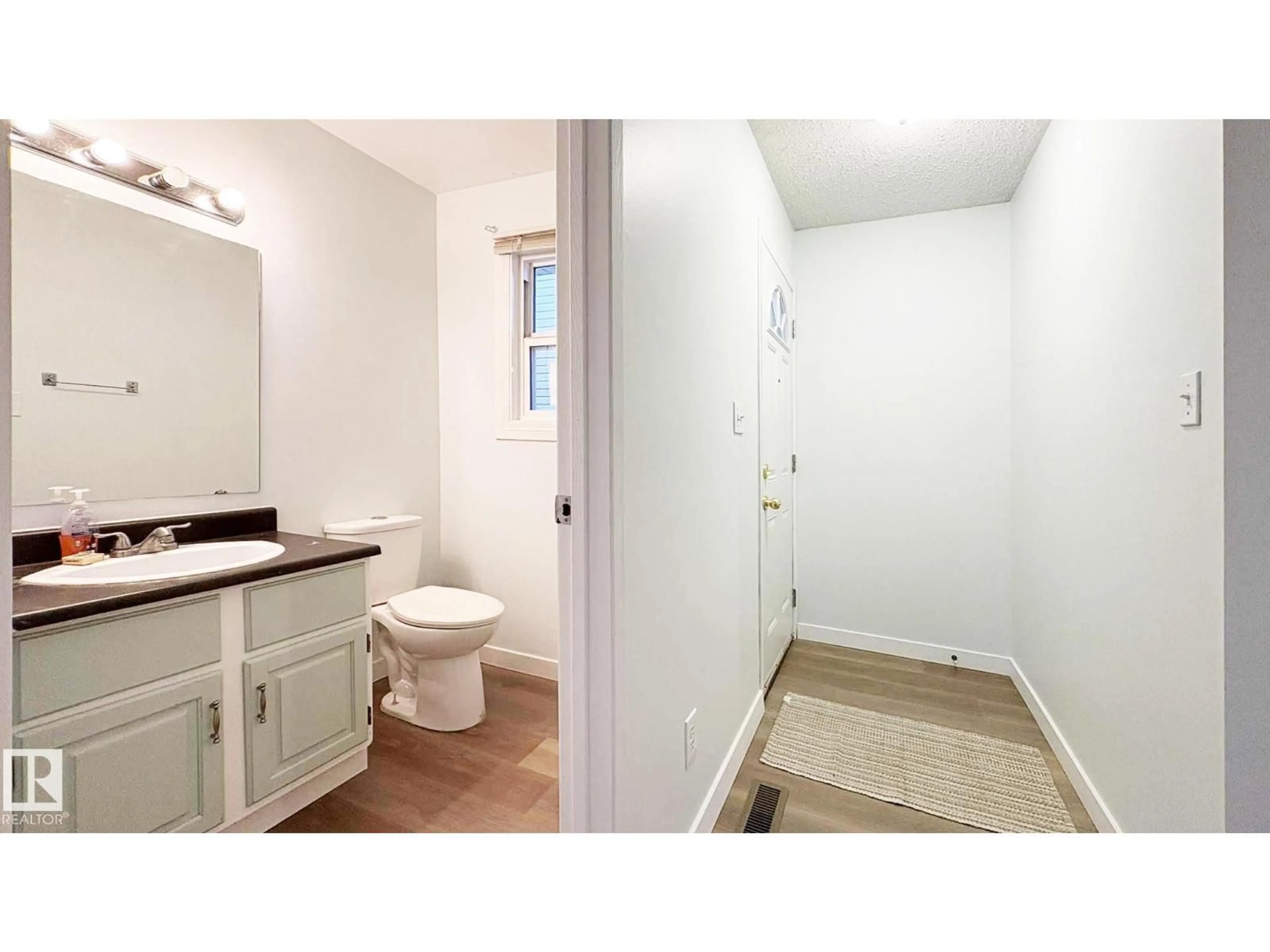 A pic of a room for 10427 24 AV, Edmonton Alberta T6J4S2